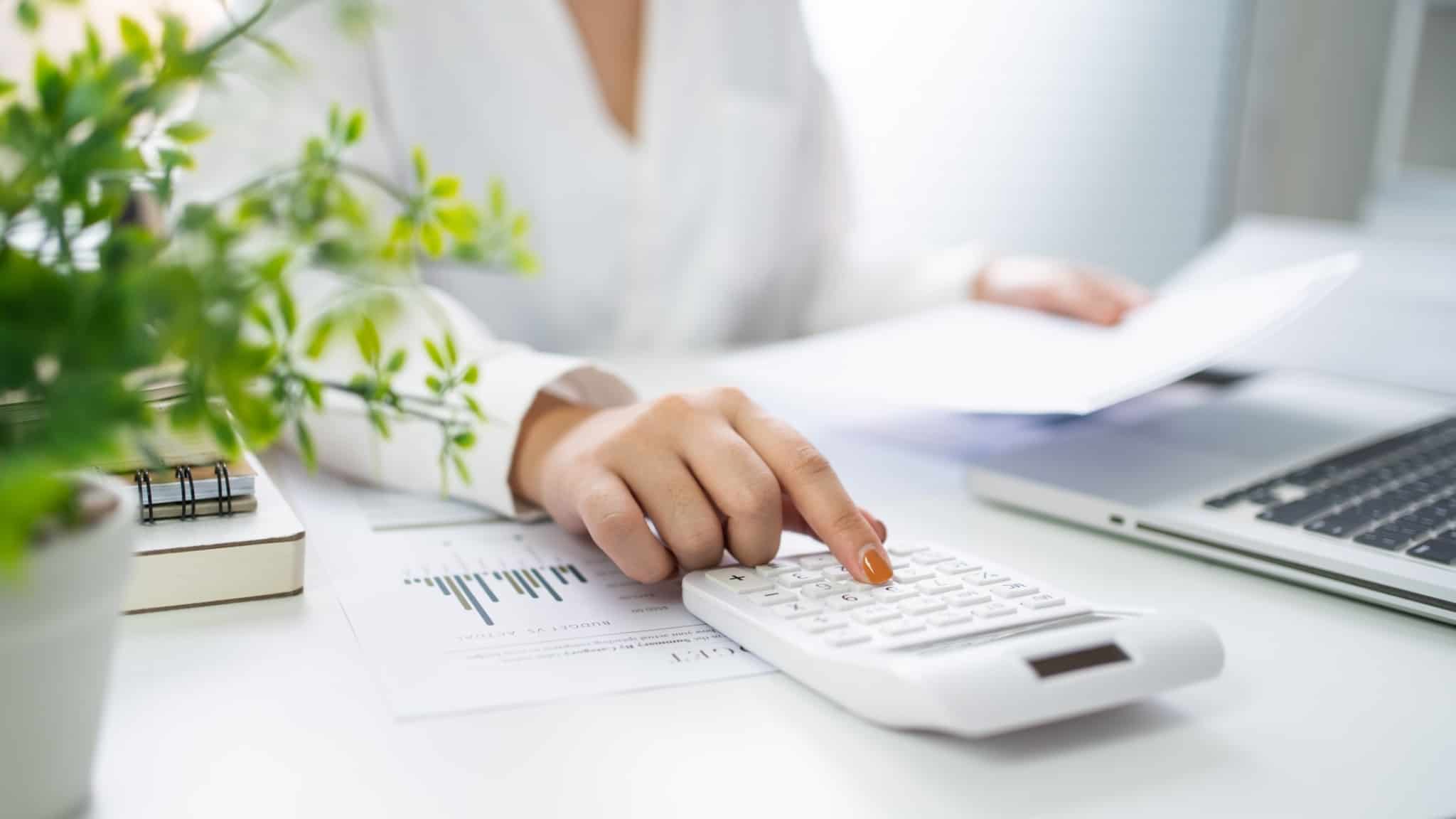 mulher a fazer contas sobre o que pode declarar no irs 2015