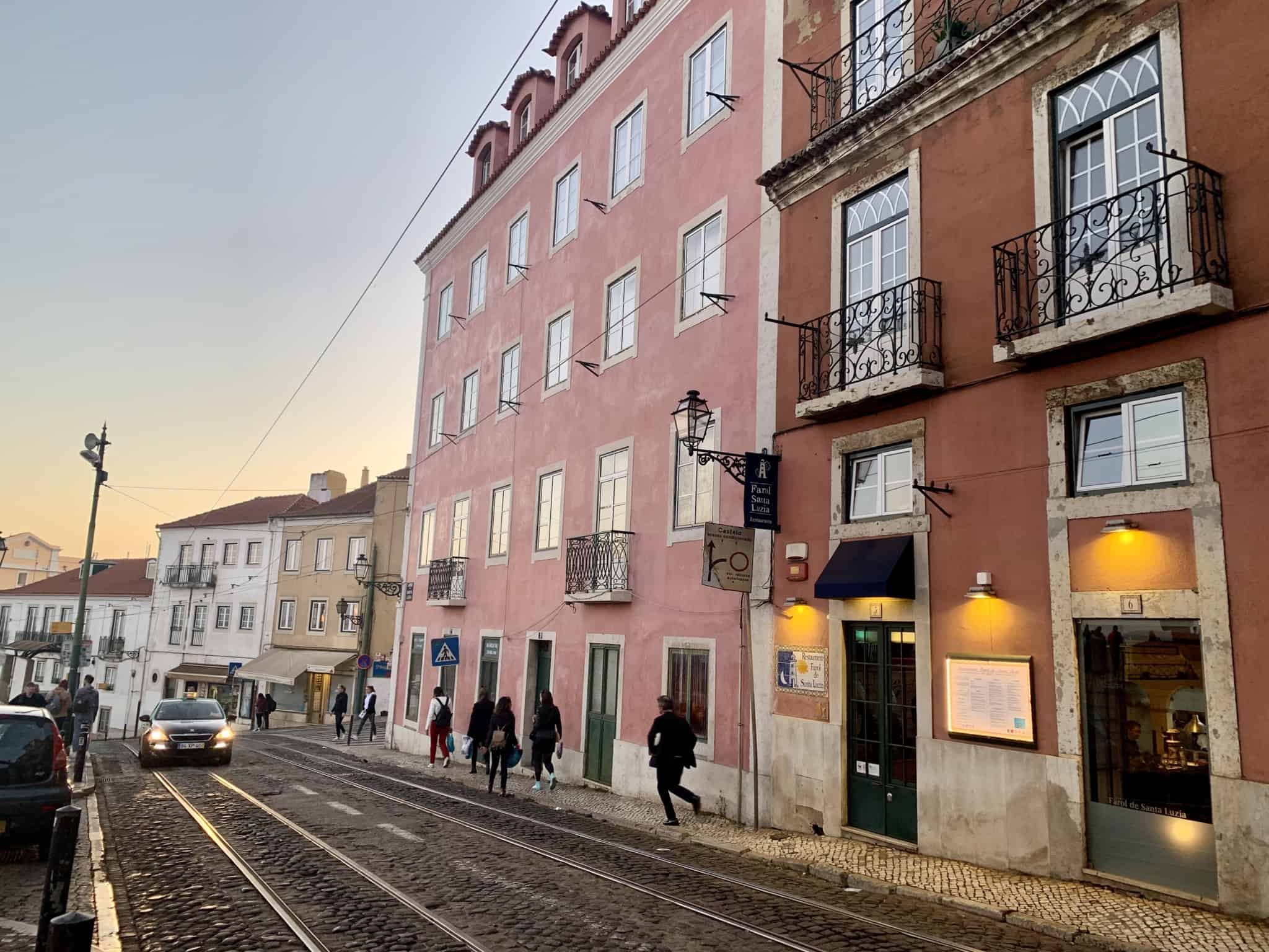 Fila de prédios numa rua de Lisboa. Os preços das casas voltaram a aumentar em 2021
