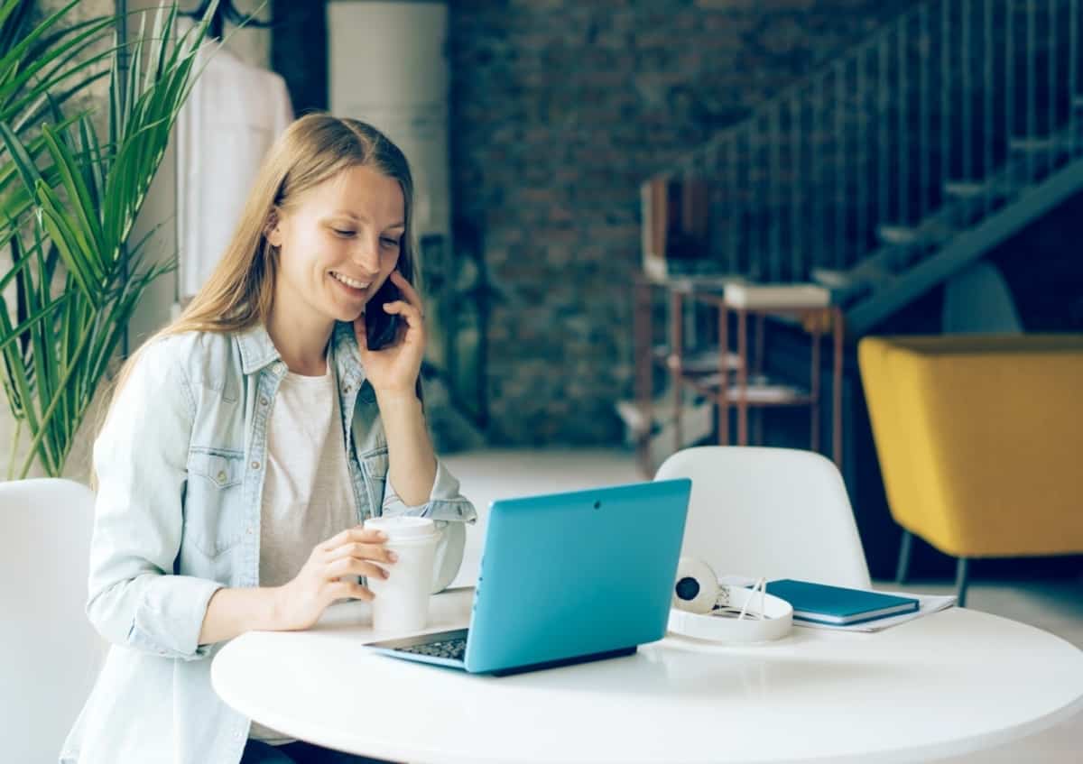mulher a trabalhar no computador ao telefone