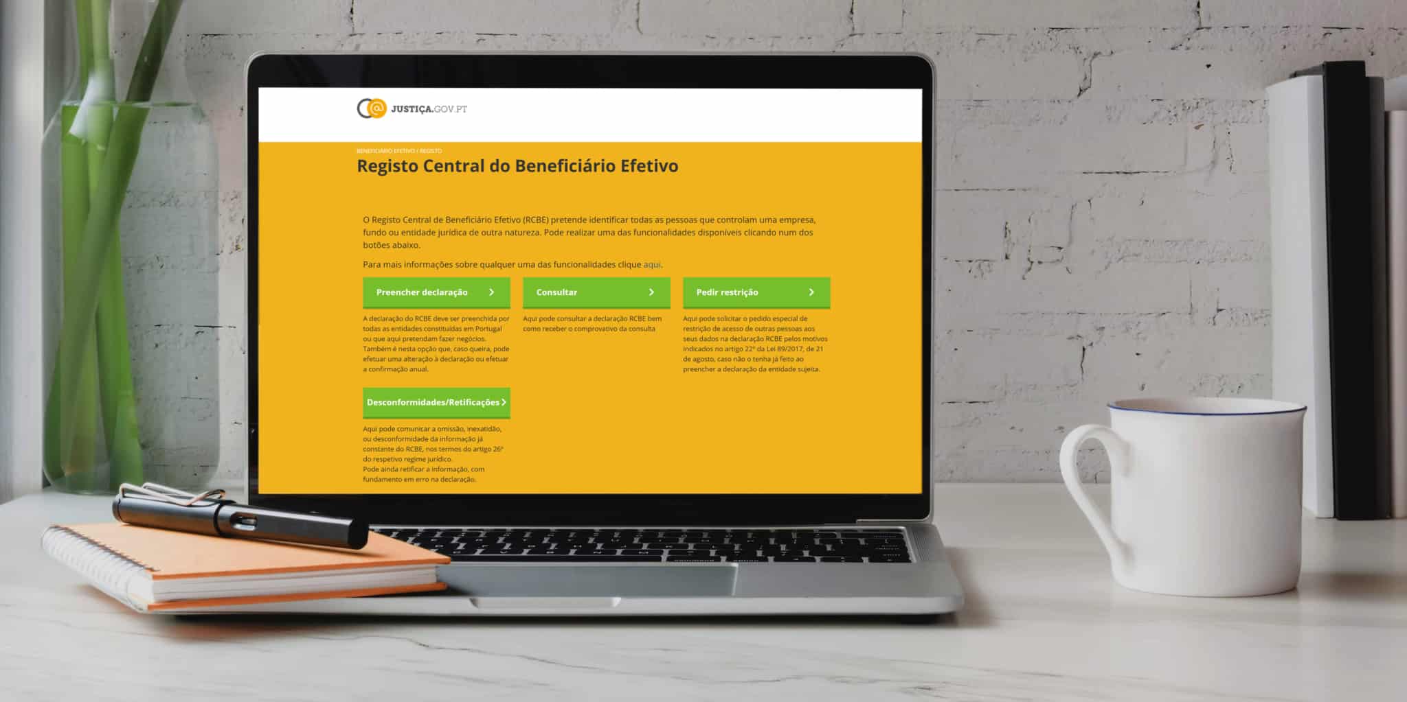 portátil numa secretária com o ecrã a mostrar a página do registo central do beneficiário efeitivo