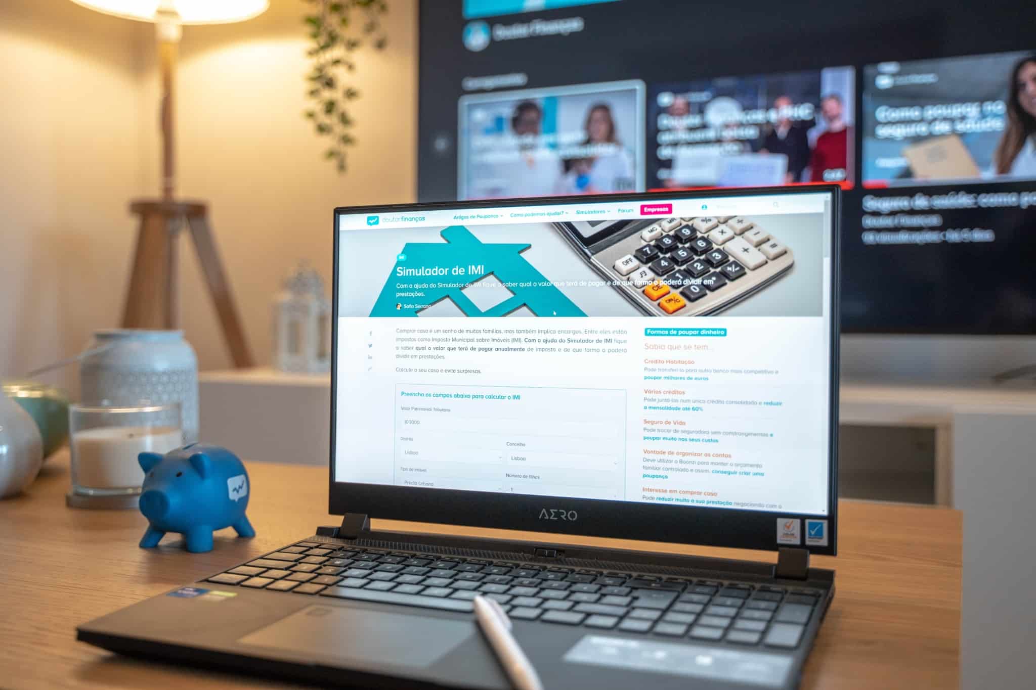 Computador aberto na página do simulador de IMI