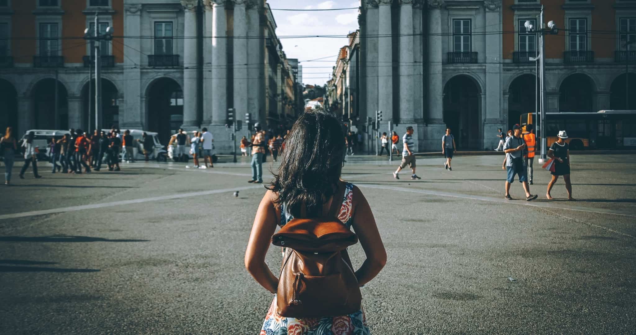 Mulher de costas com mochila em Lisboa para trabalhar