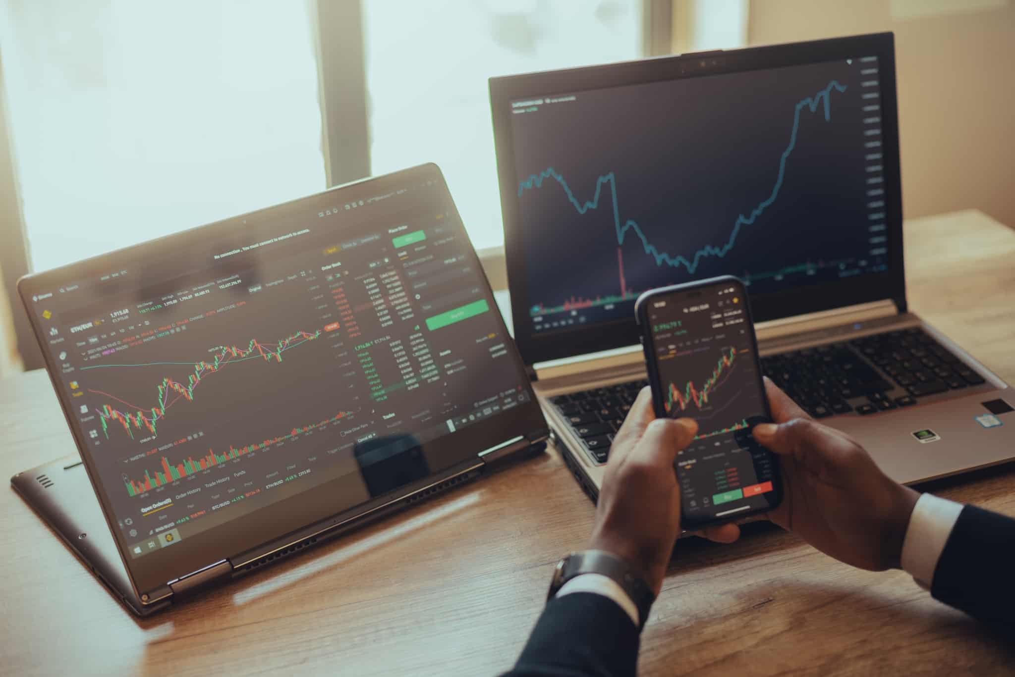 computadores com gráficos de investimentos
