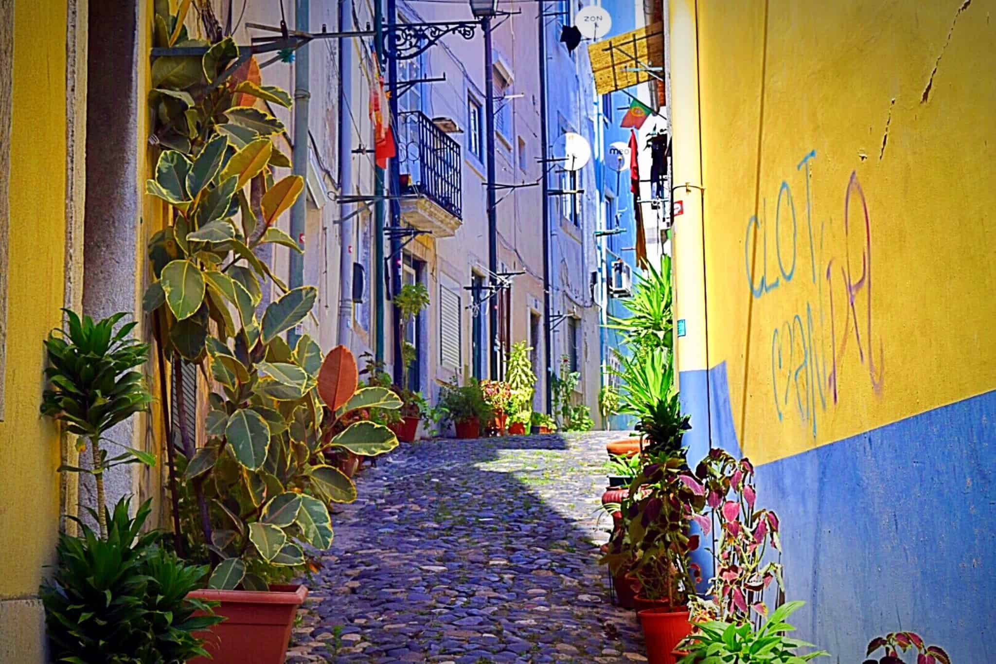 rua de bairro típico de Lisboa com casas devolutas que pagam IMI a triplicar