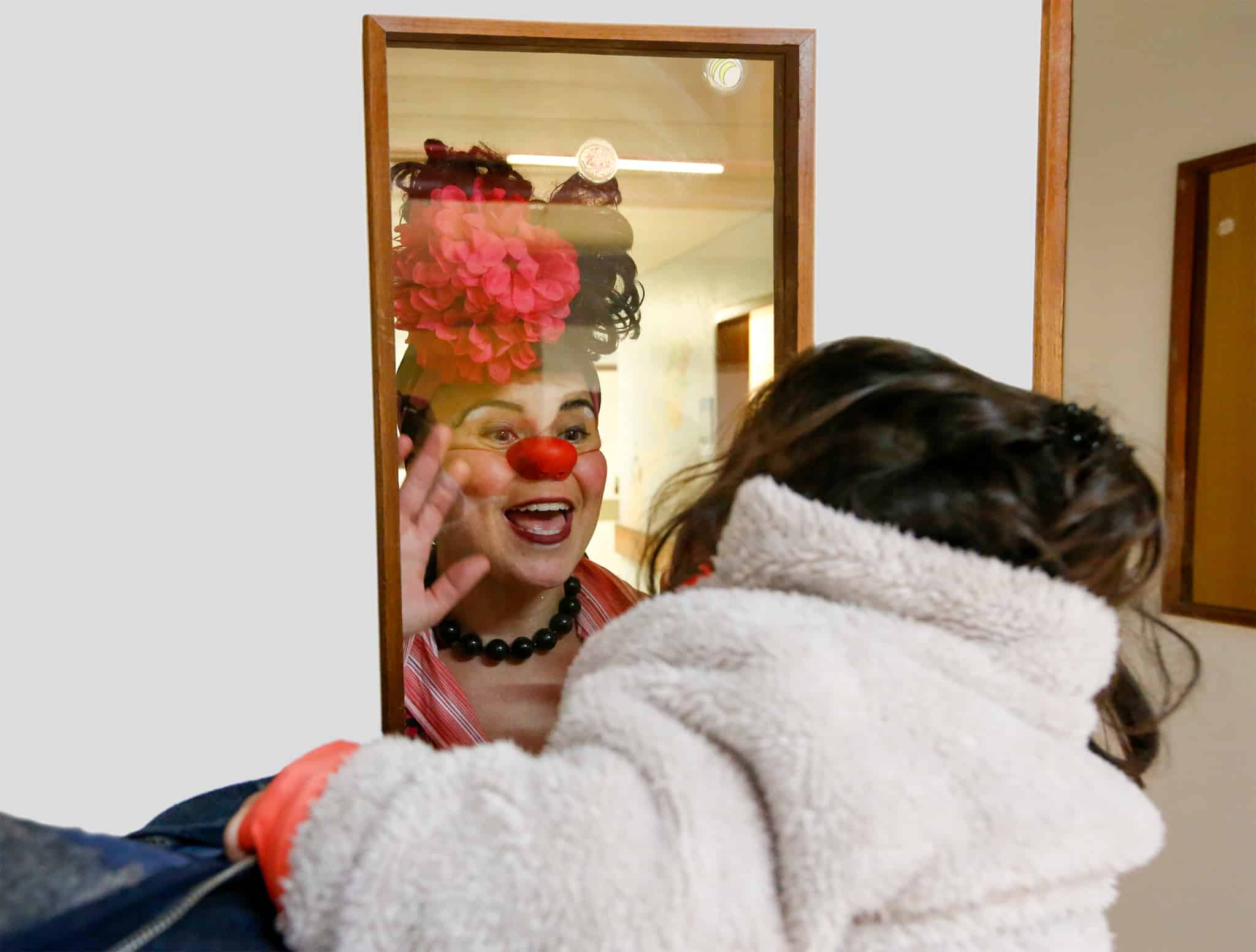 Palhaça da Operação de Nariz Vermelho a animar o dia das crianças no hospital