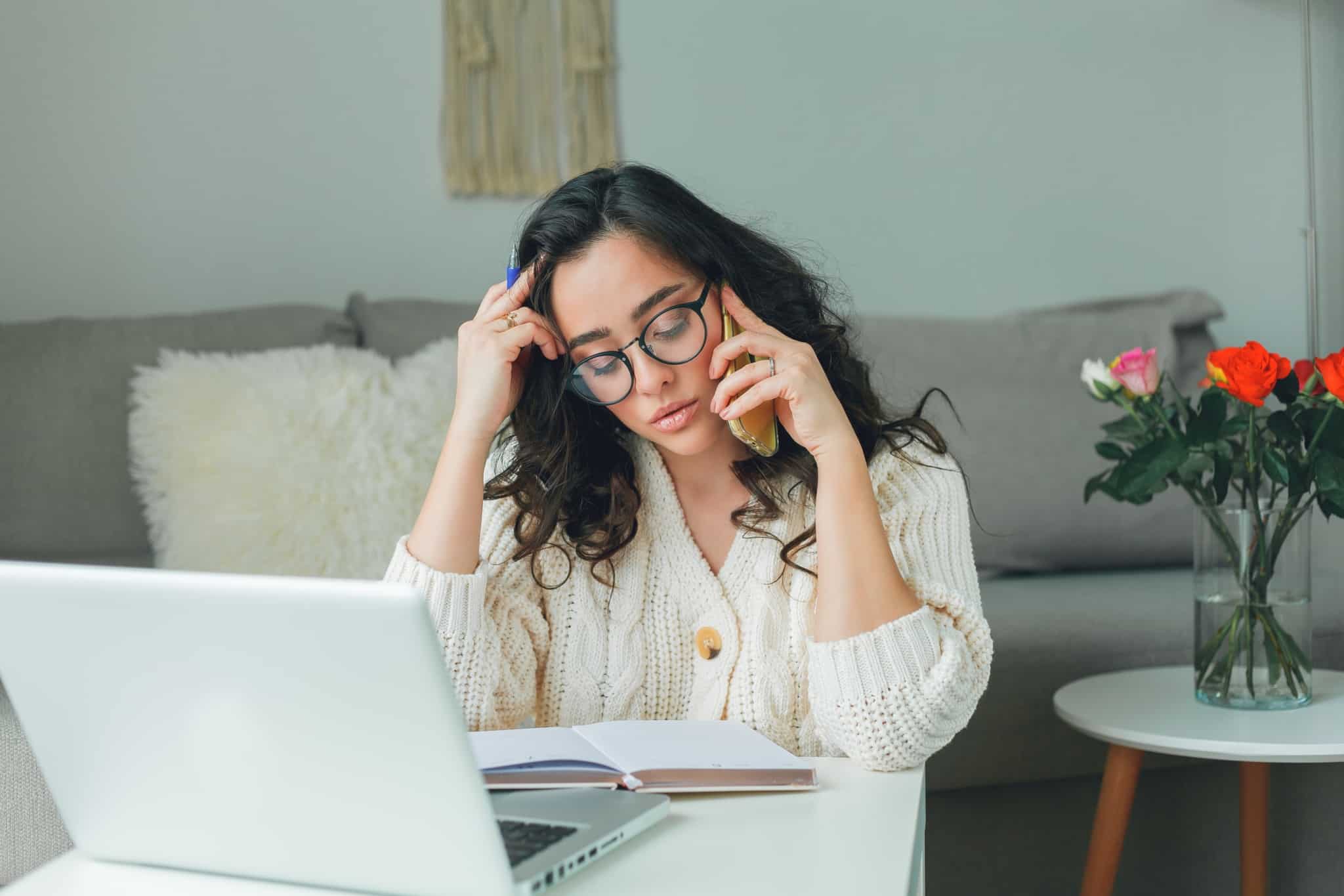 mulher a falar ao telefone sobre o que são vendas à consignação