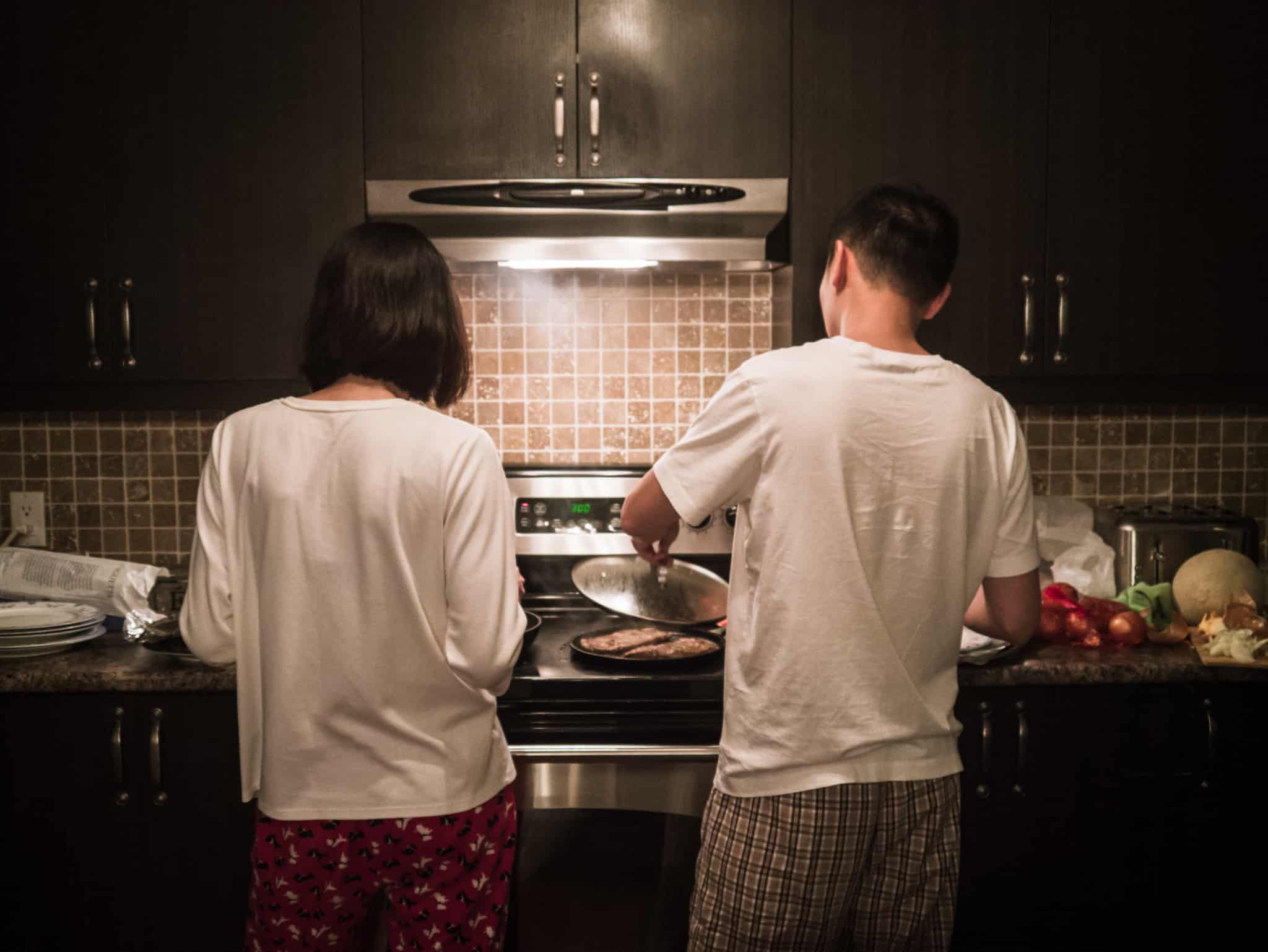 jovem casal a cozinhar, usufruindo de equipamentos com luz e gás que sofrem agora aumentos