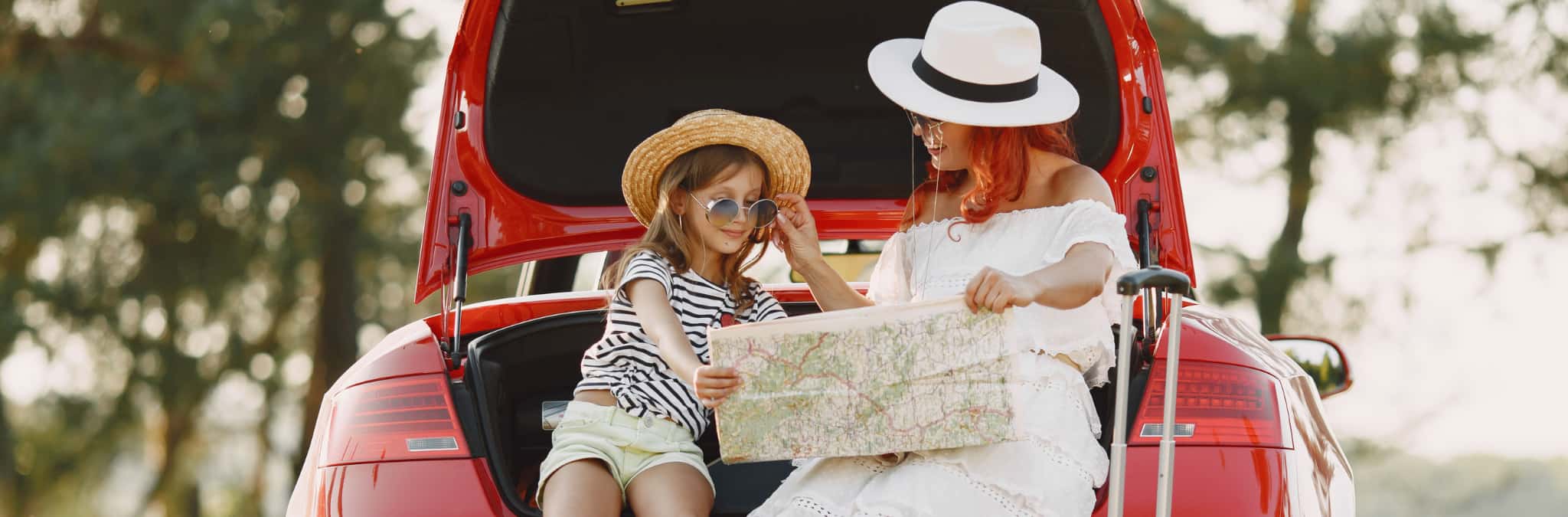 mãe e filha com mapa na mão em mood de férias