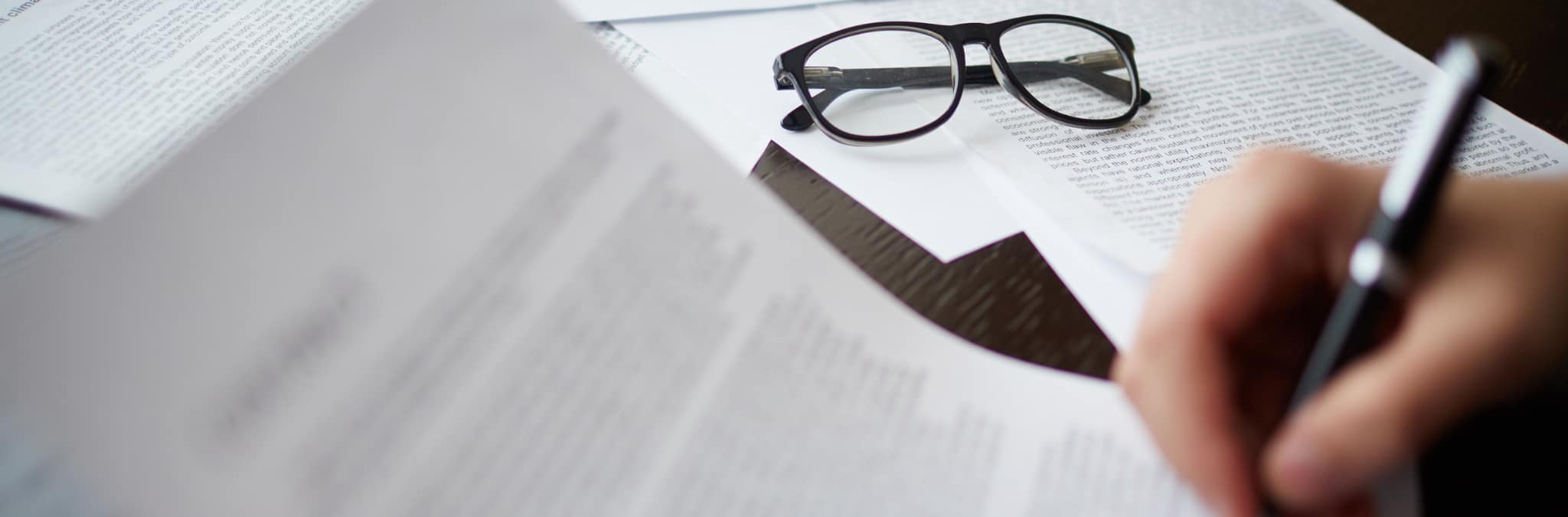 documentos e um par de óculos