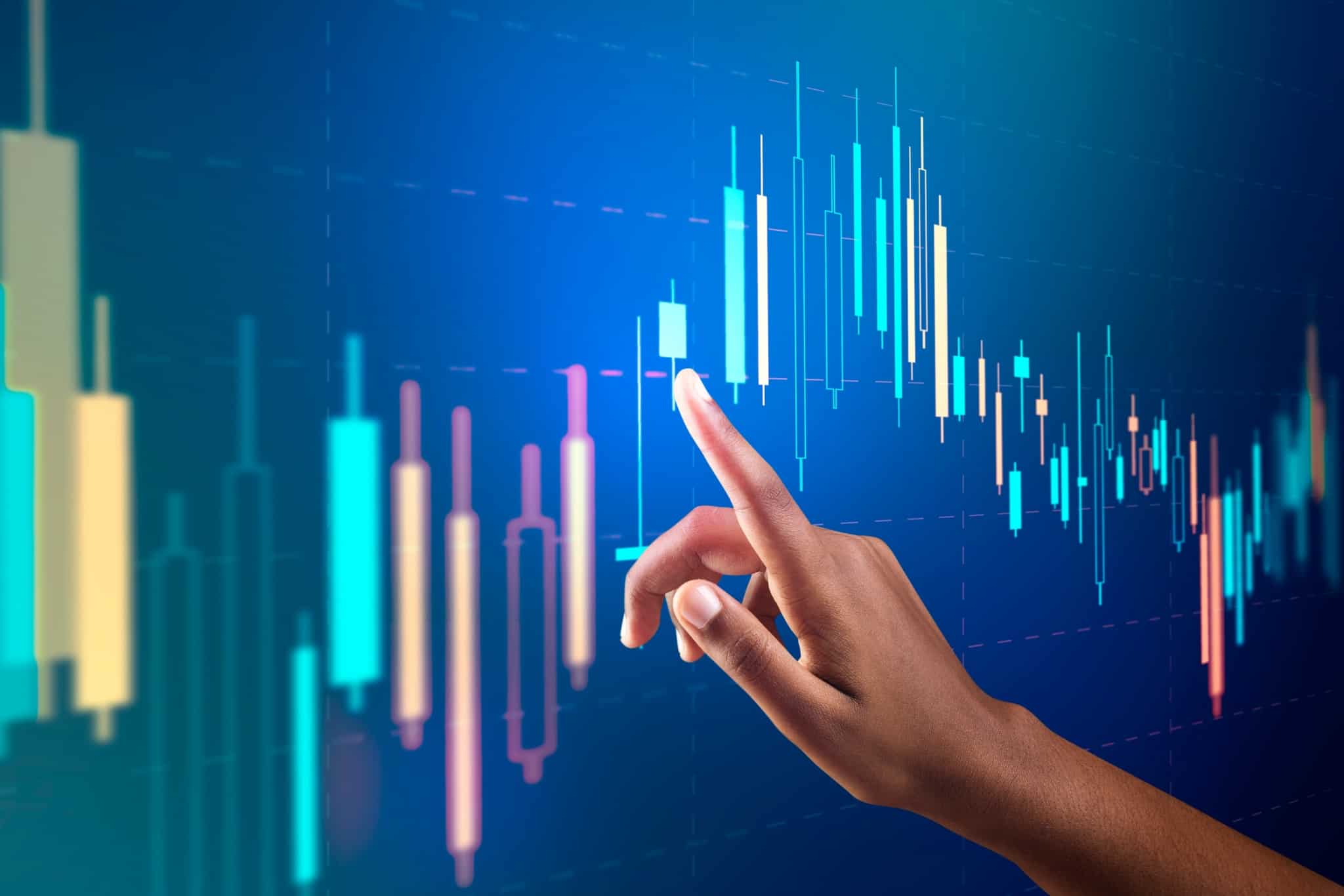 indicador da mão de uma jovem mulher investidora em ETF segue o desempenho das ações num ecran que mostra a bolsa