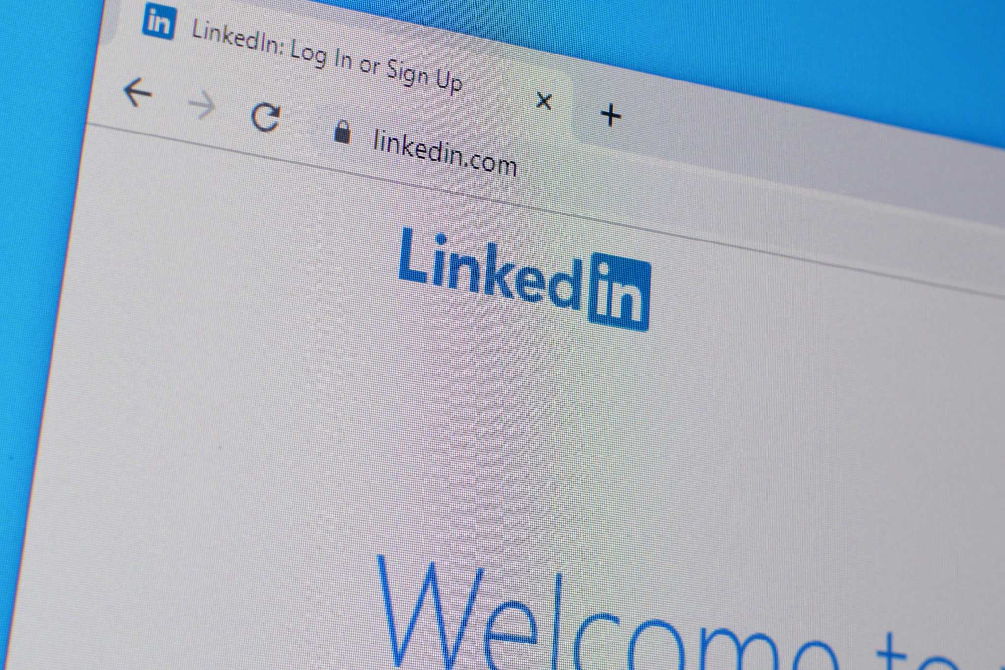 captura de ecran, em fundo azul e página branaca só com logotipo, de entrada na rede Linkedin, essencil na procura de trabalho hoje em dia