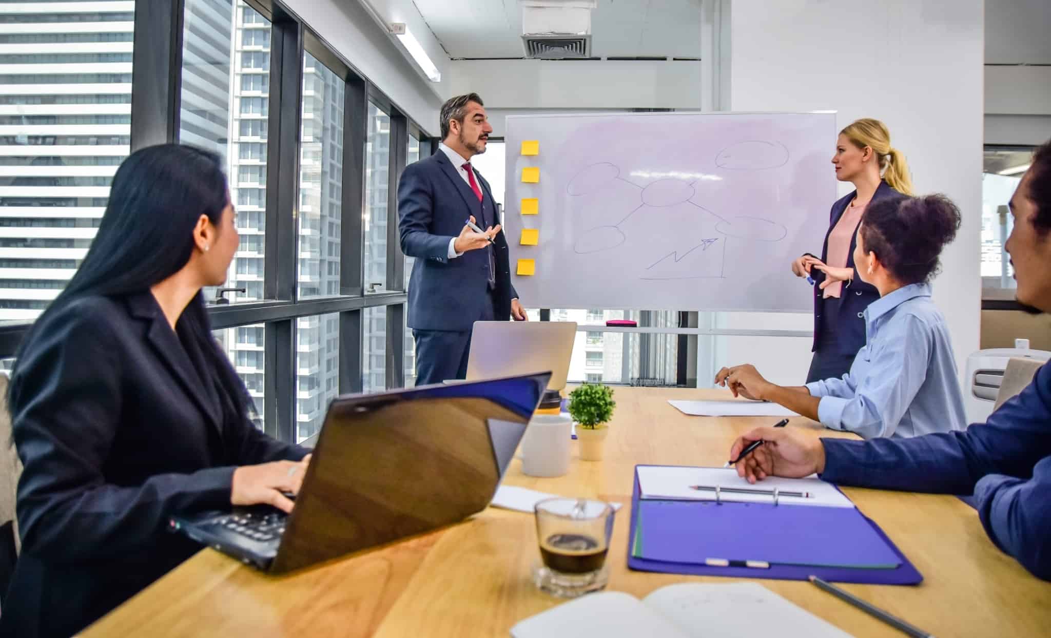 pequena equipa de cinco pessoas participa na formação profissional dada em ambiente laboral
