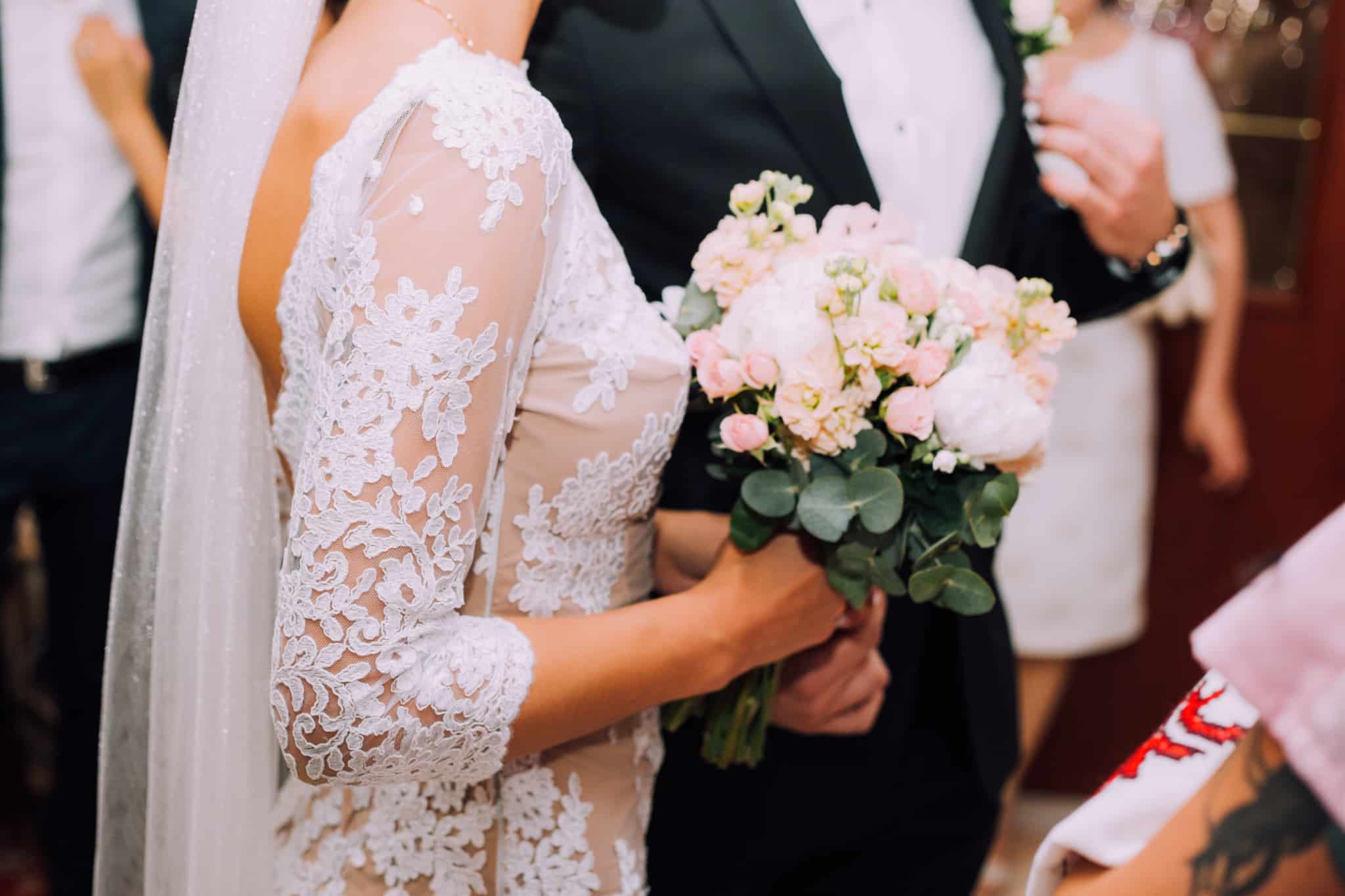 noivos durante a cerimónia antes de abrirem as prendas de casamento