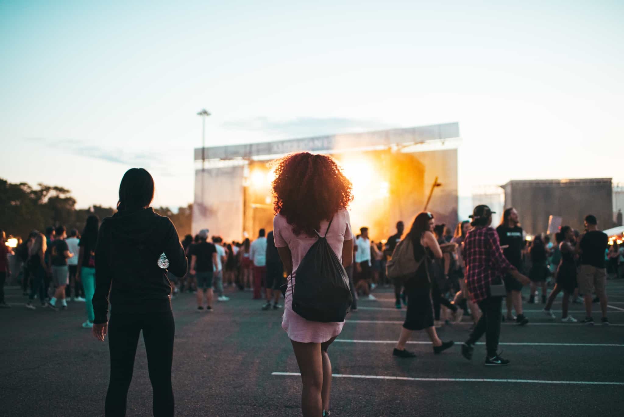 Pessoas a observar um concerto num dos festivais de verão do país
