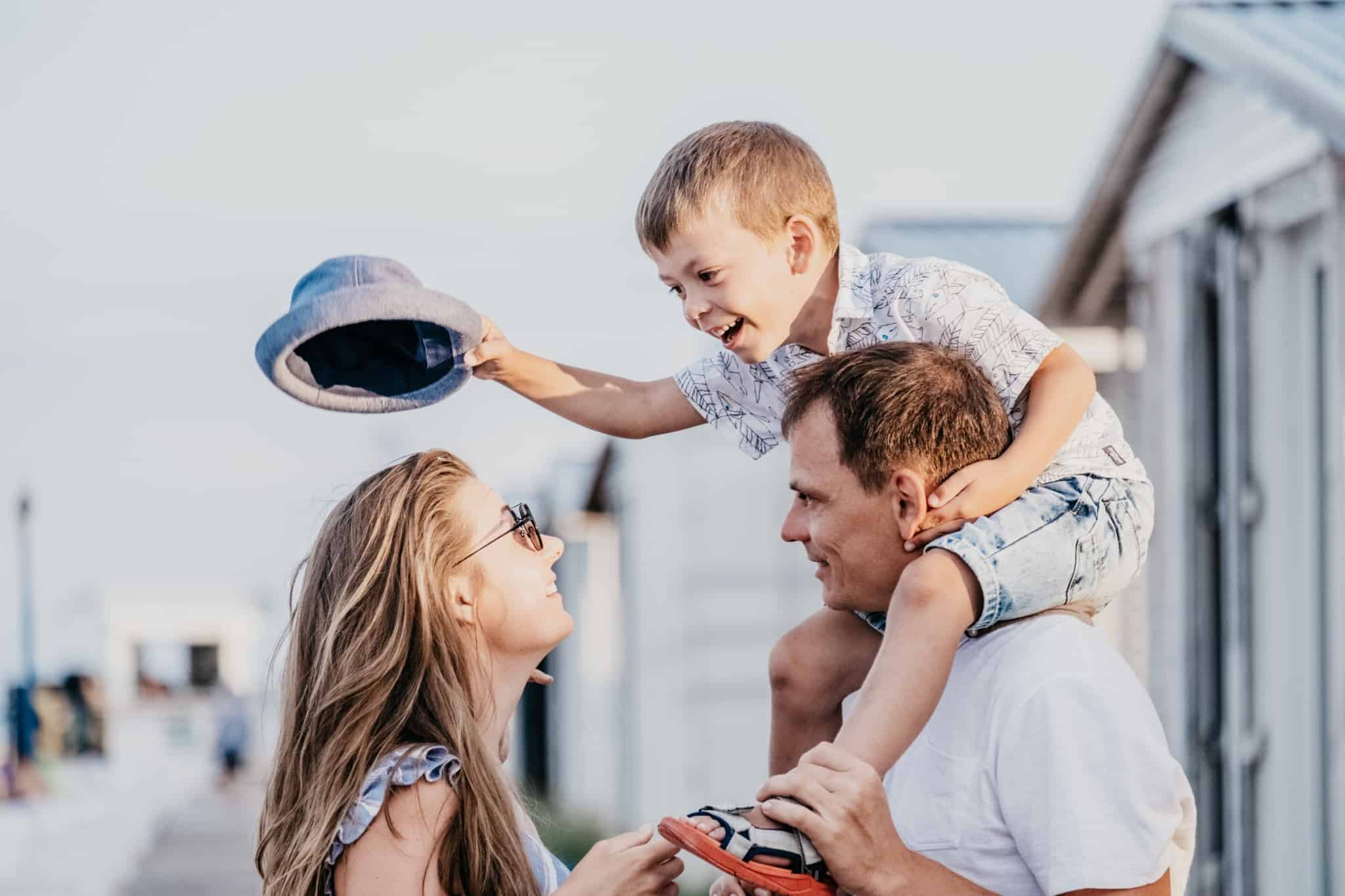 família bem disposta a aproveitar o bom tempo depois de preparar as férias de verão
