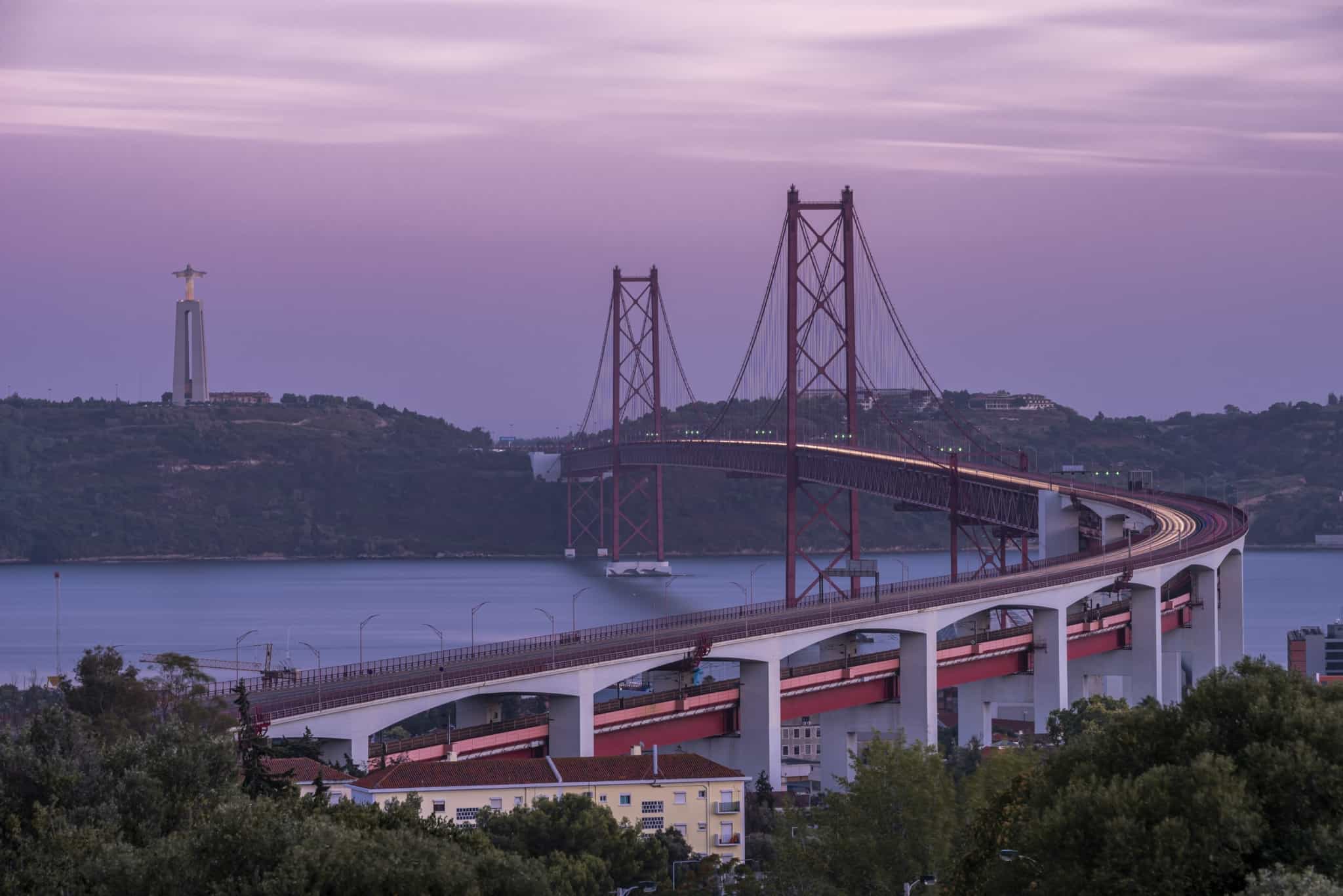 alterações de impostos com o orçamento de estado 2022 ilustradas com imagem da Ponte 25 de abril, em Lisboa