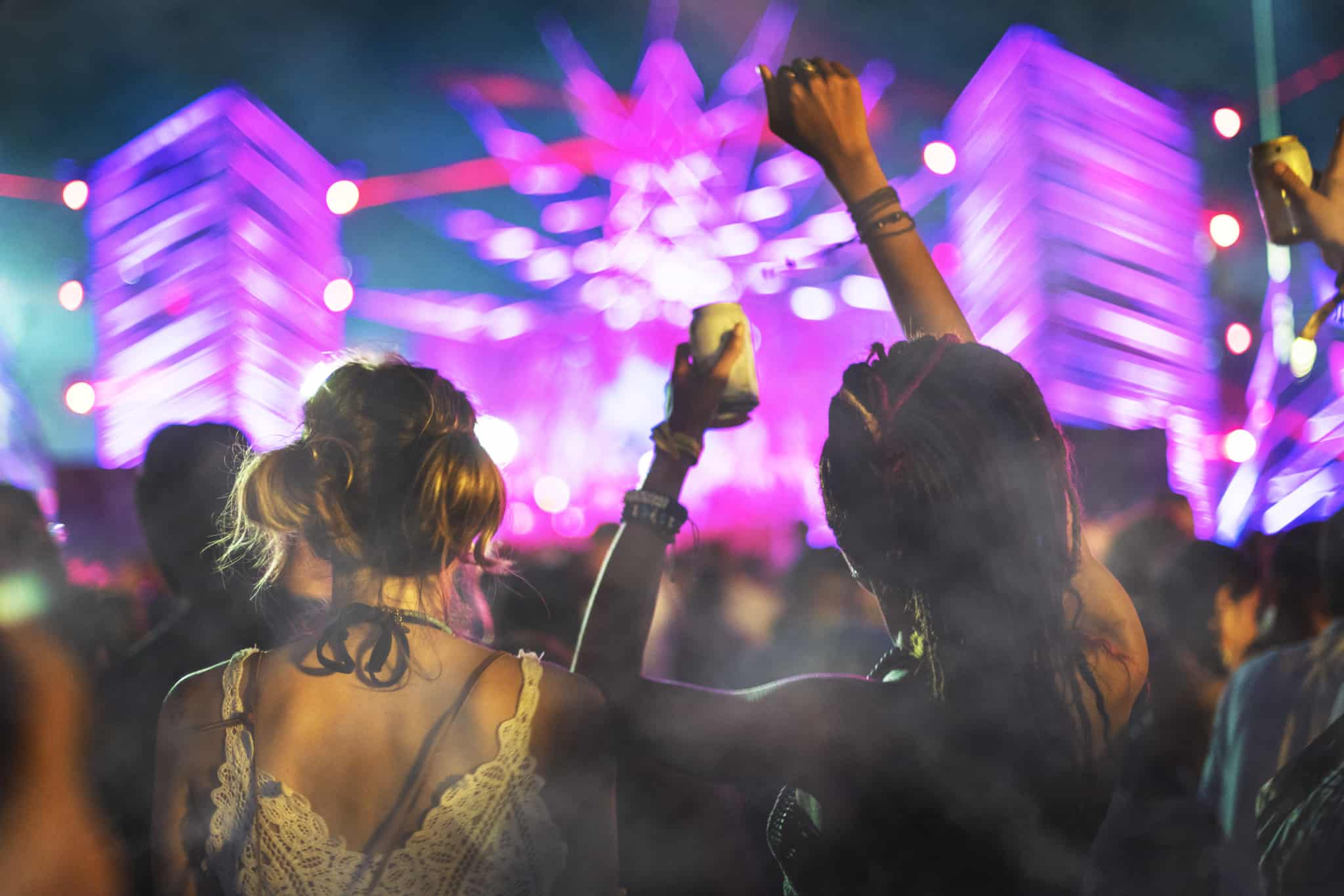 Duas raparigas de costas em festival de verão