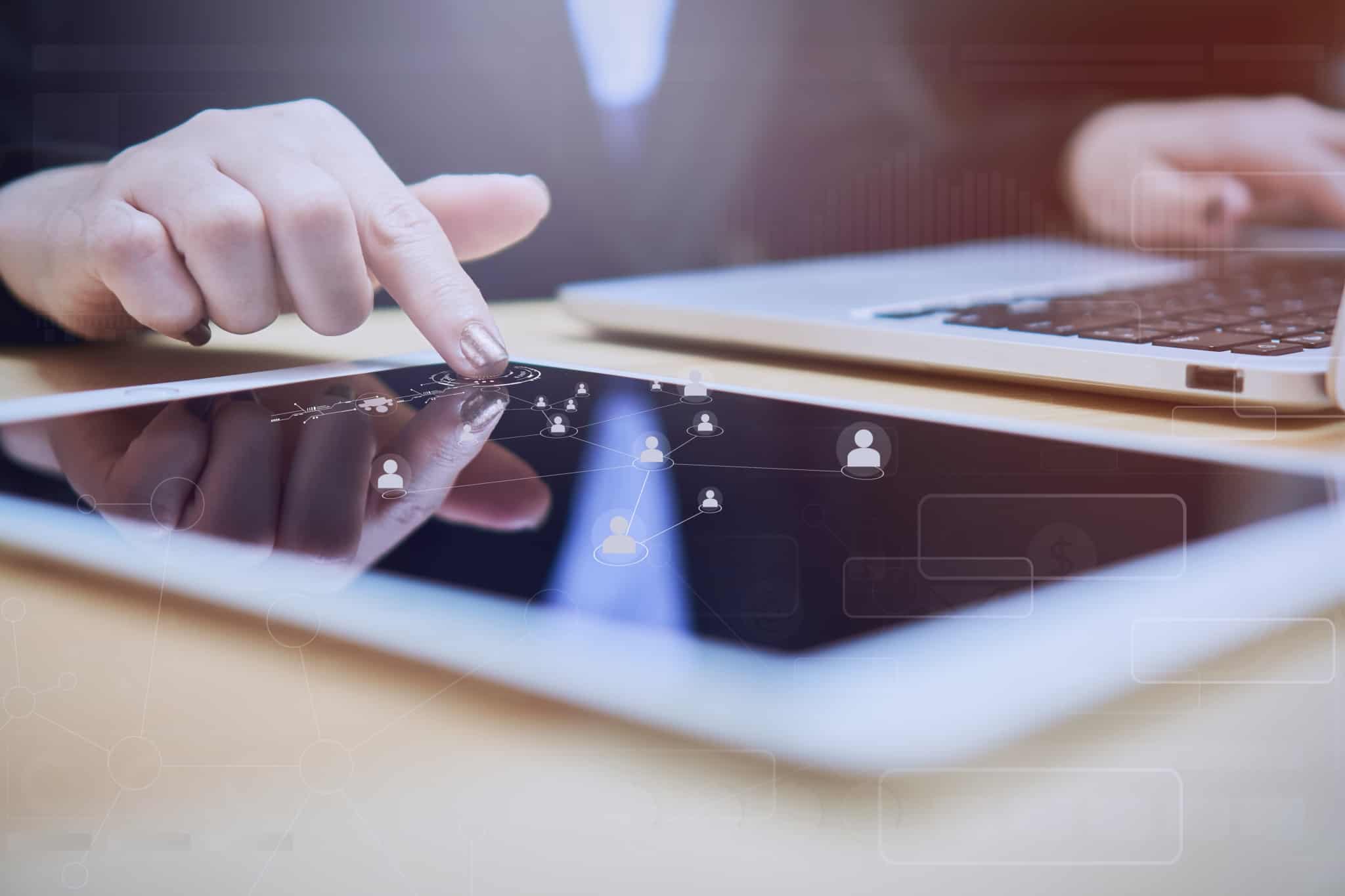 período de fidelização ilustrado por a utilização de computador e tablet por uma mão de uma jovem mulher, exibindo imagens de interconectividade