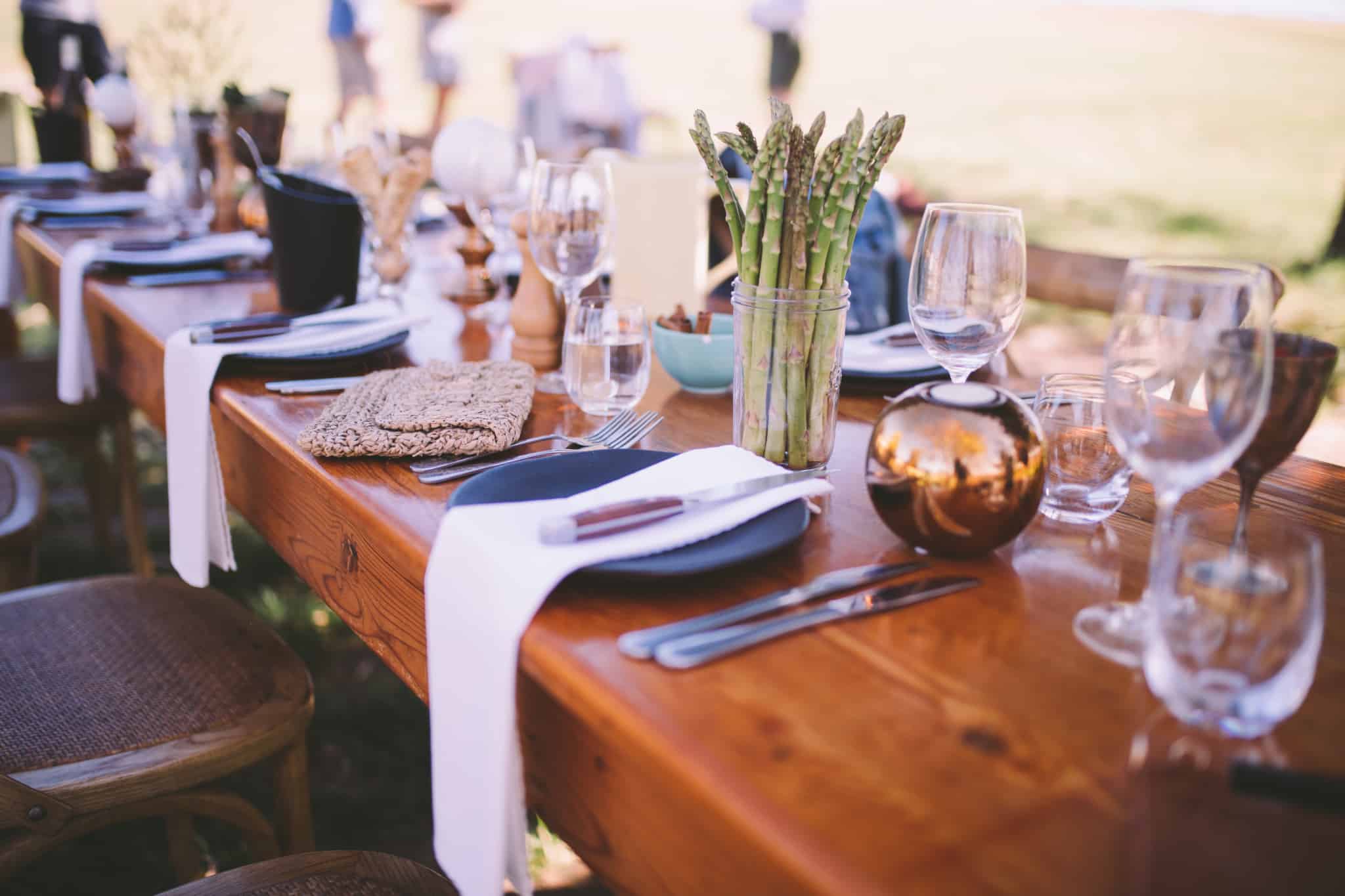 Mesa de casamento em madeira decorada
