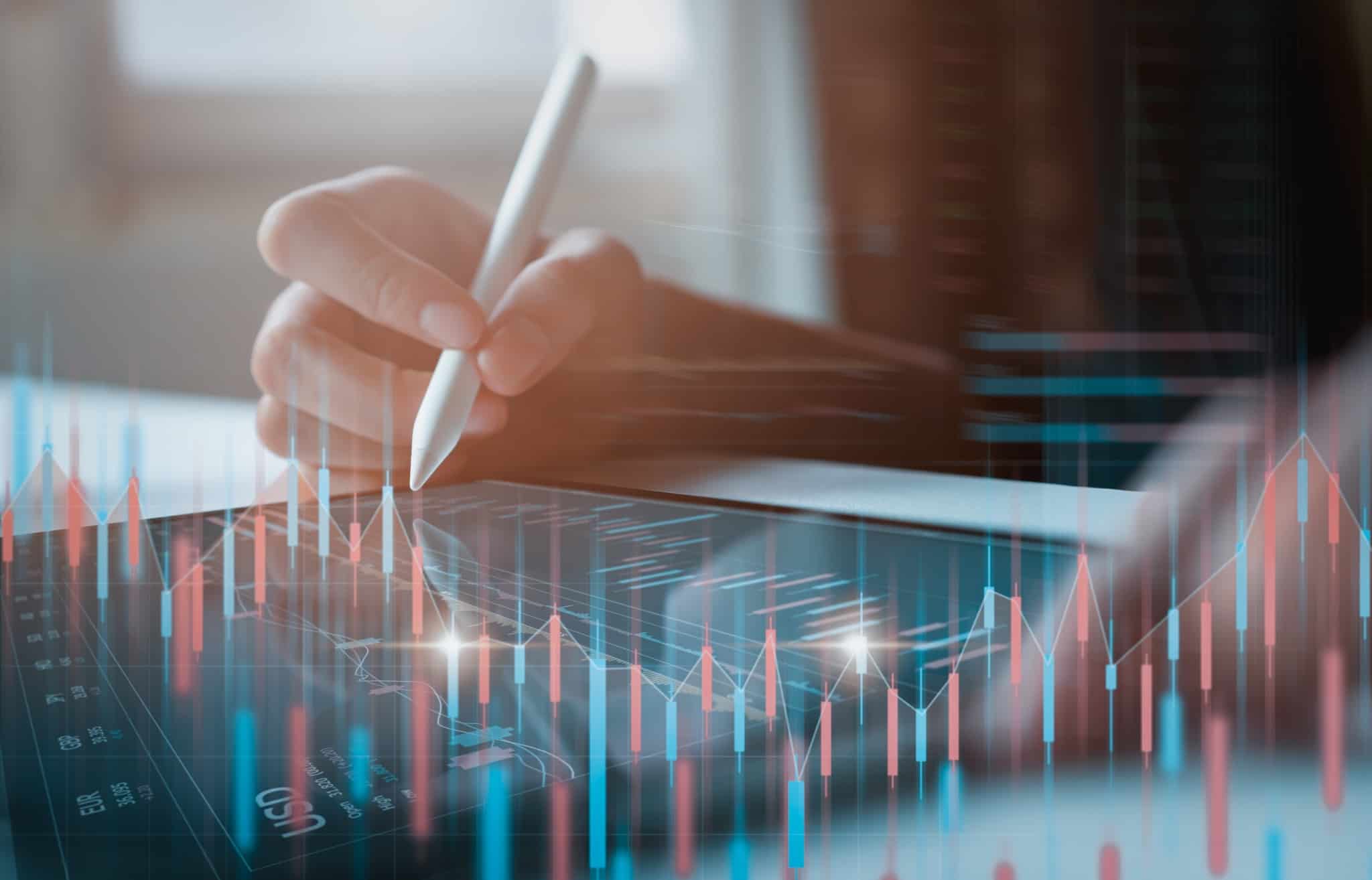 mão segura caneta que percorre tablet que, em 3D, projeta cruzamento de informações de uma análise fundamental em investimento em ações
