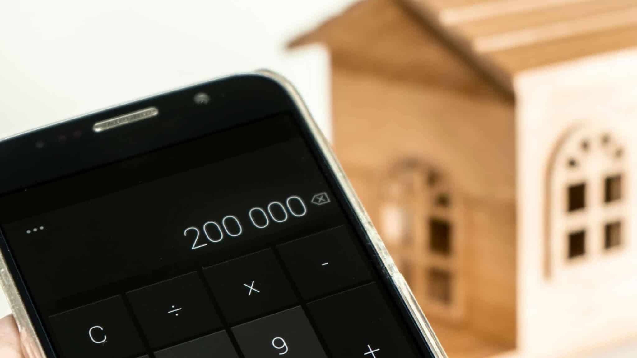 calculadora com o valor 200 mil euros no visor
