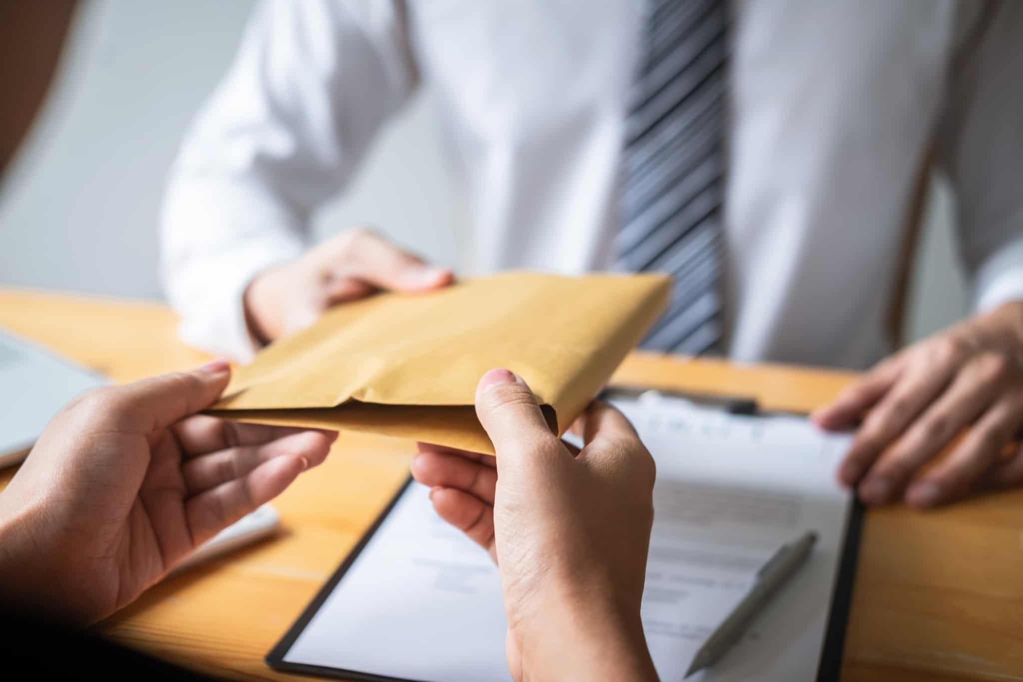Duas pessoas a negociar um crédito, demonstrando as burlas de crédito com um intermediário de crédito que não está legal