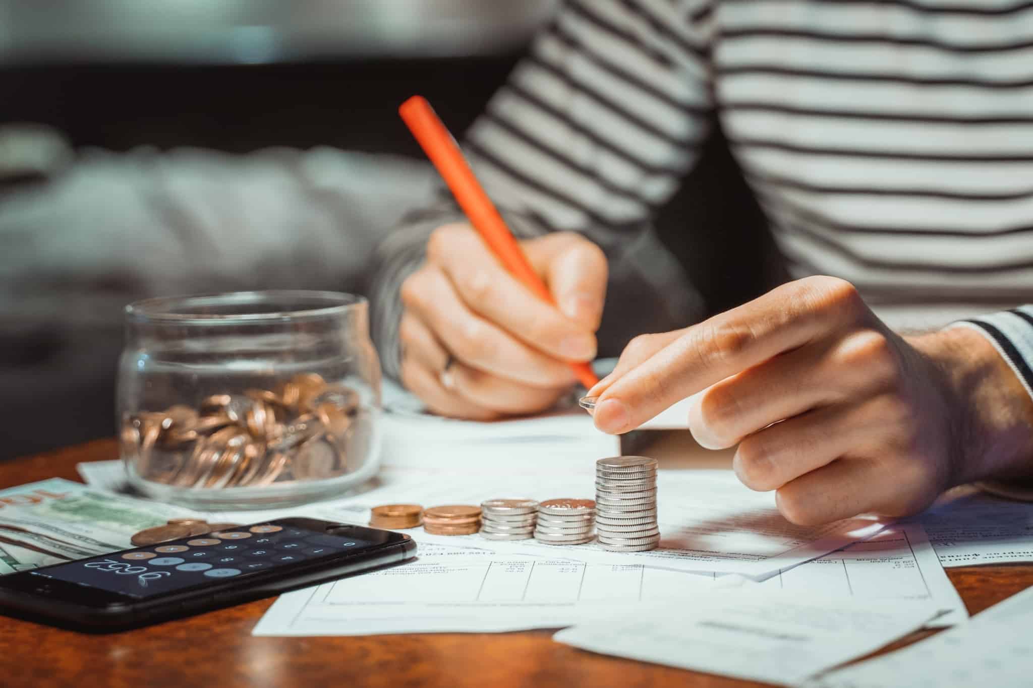 uma pessoa a fazer contas ao seu orçamento após a compra da primeira casa