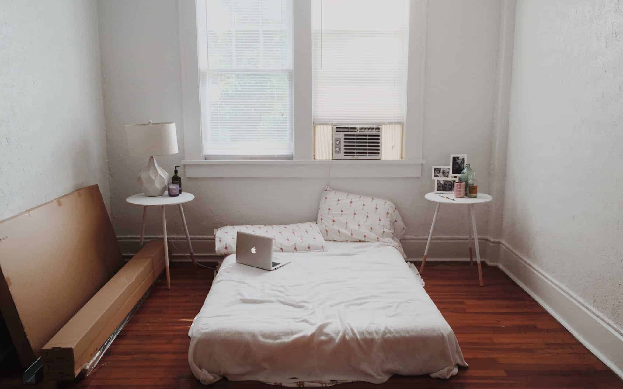 quarto com cama ao centro e sem mobília