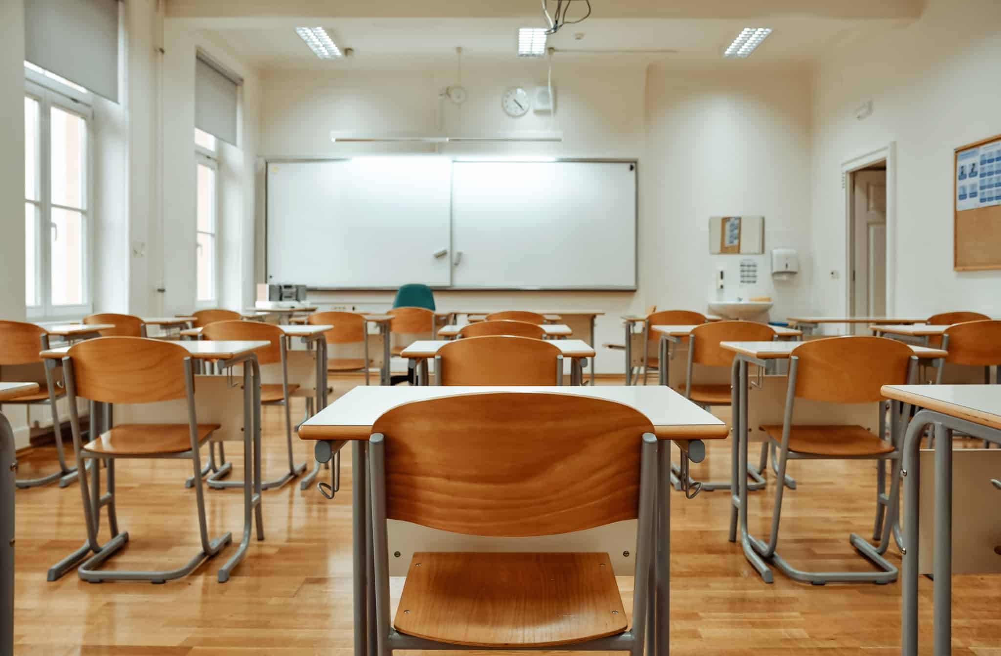 Alternativas à faculdade podem passr por formação técnica, como a que é loecionada na sala cgeia de medas , cadeiras e quadros de apoio que se vê nesta imagem