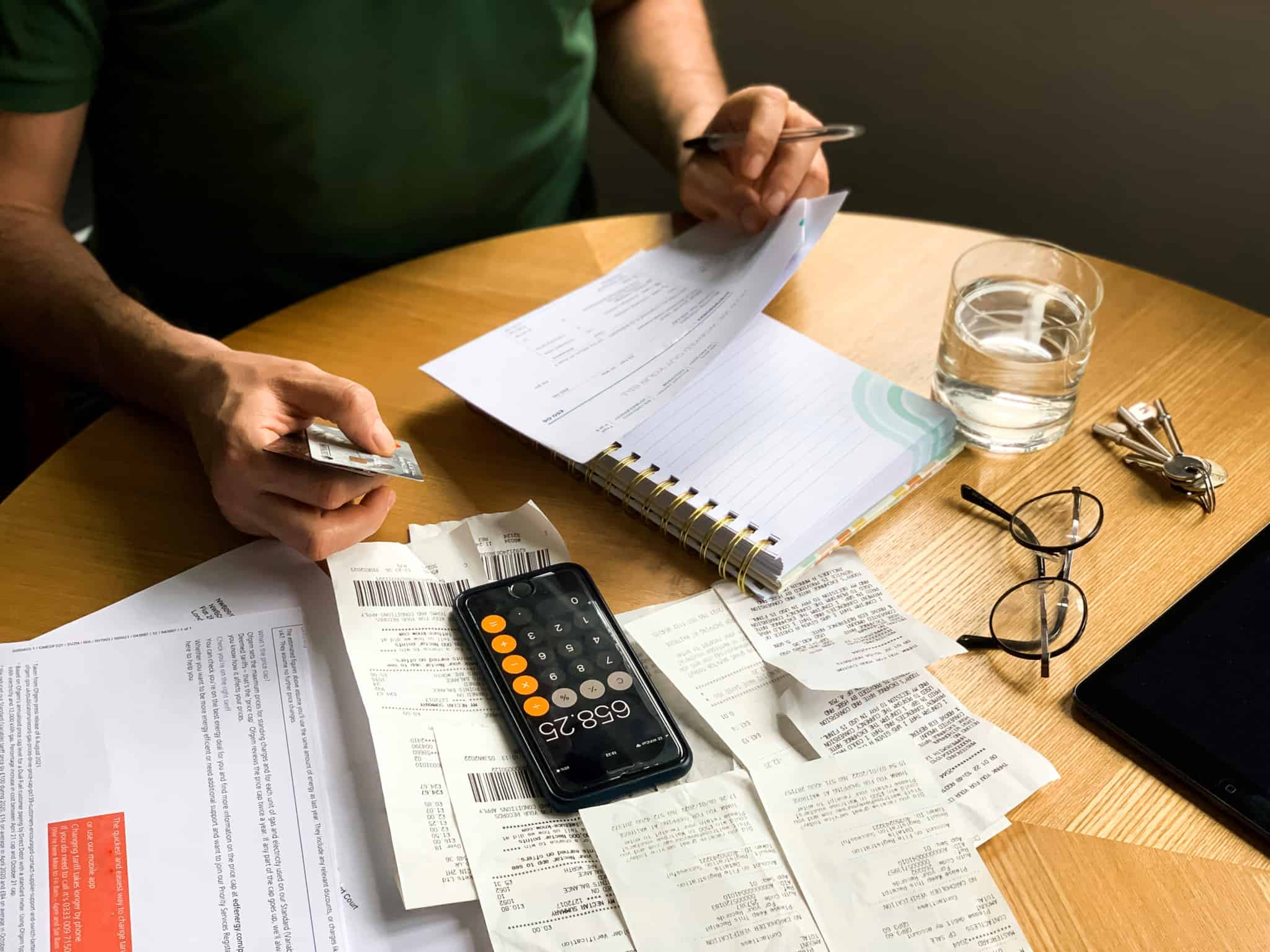 pessoa a fazer contas após utilizar alguns simuladores de crédito consolidado online