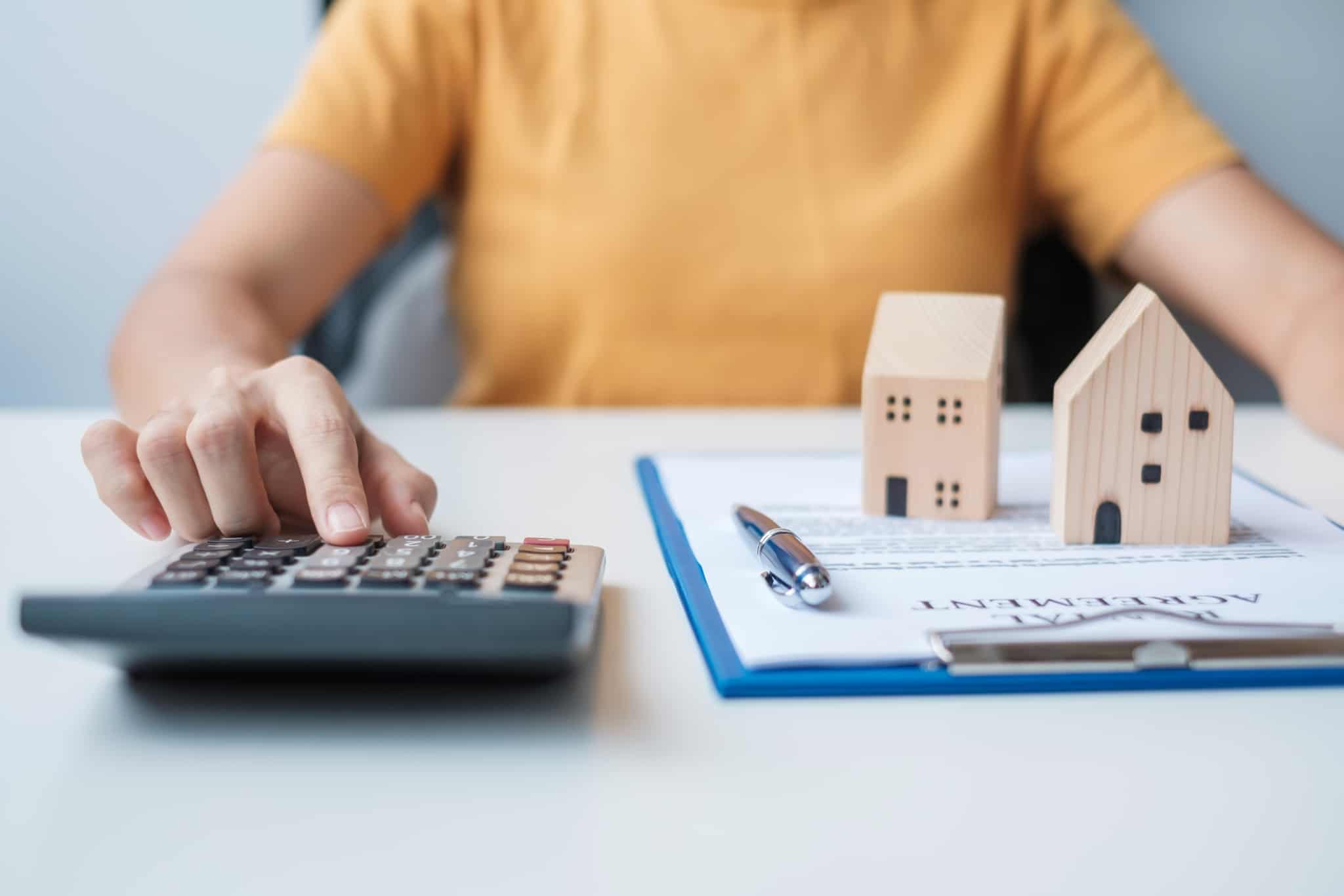 mulher a fazer contas taxas de juro crédito habitação