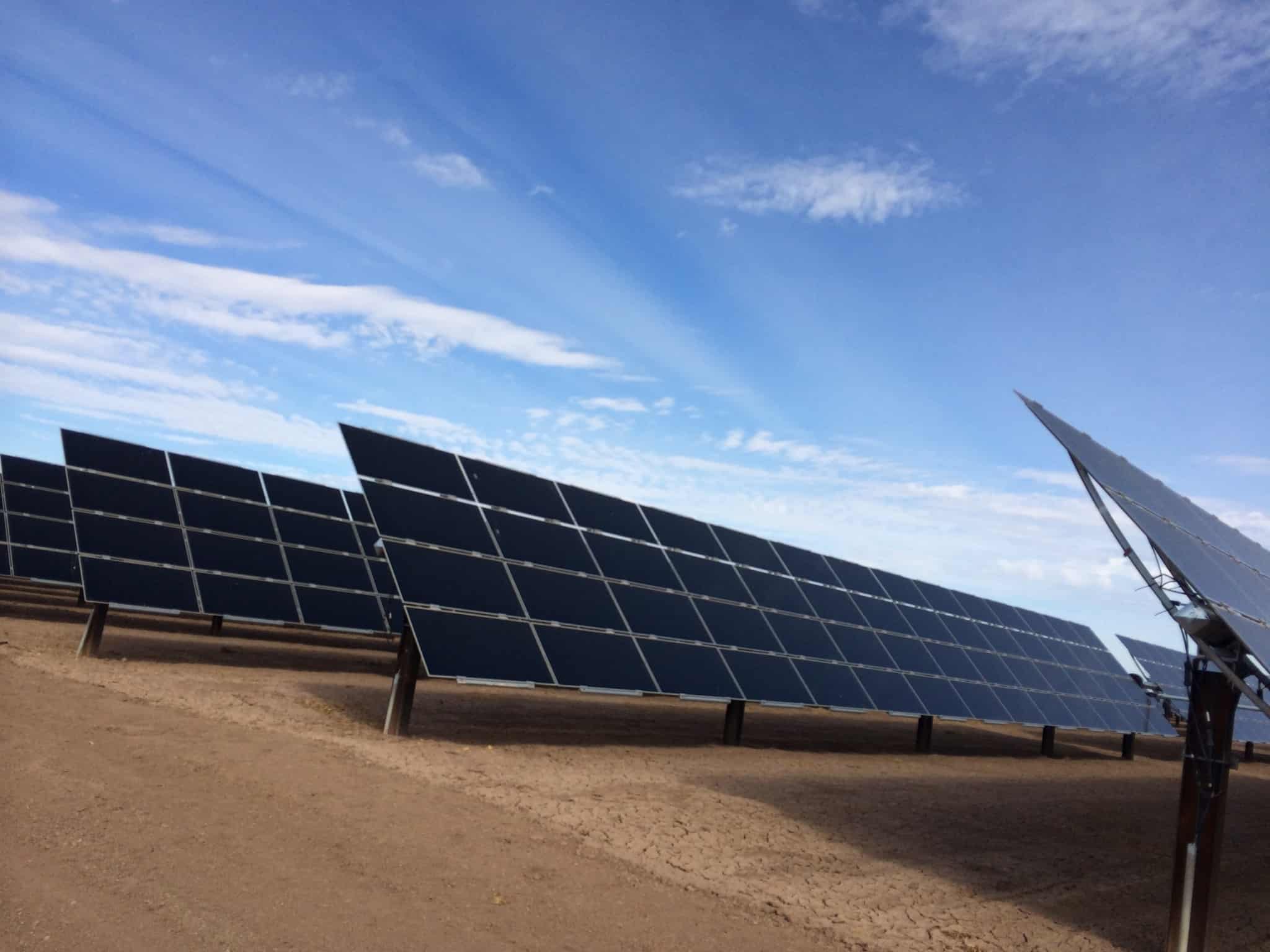 Painéis solares fotovoltaicos sob céu azul