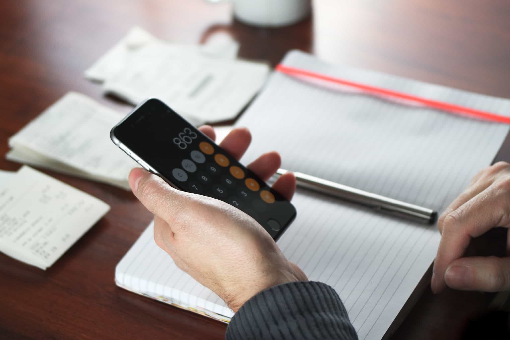 Pessoa a fazer contas para perceber se compensa começar a investir num PPR aos 30 anos