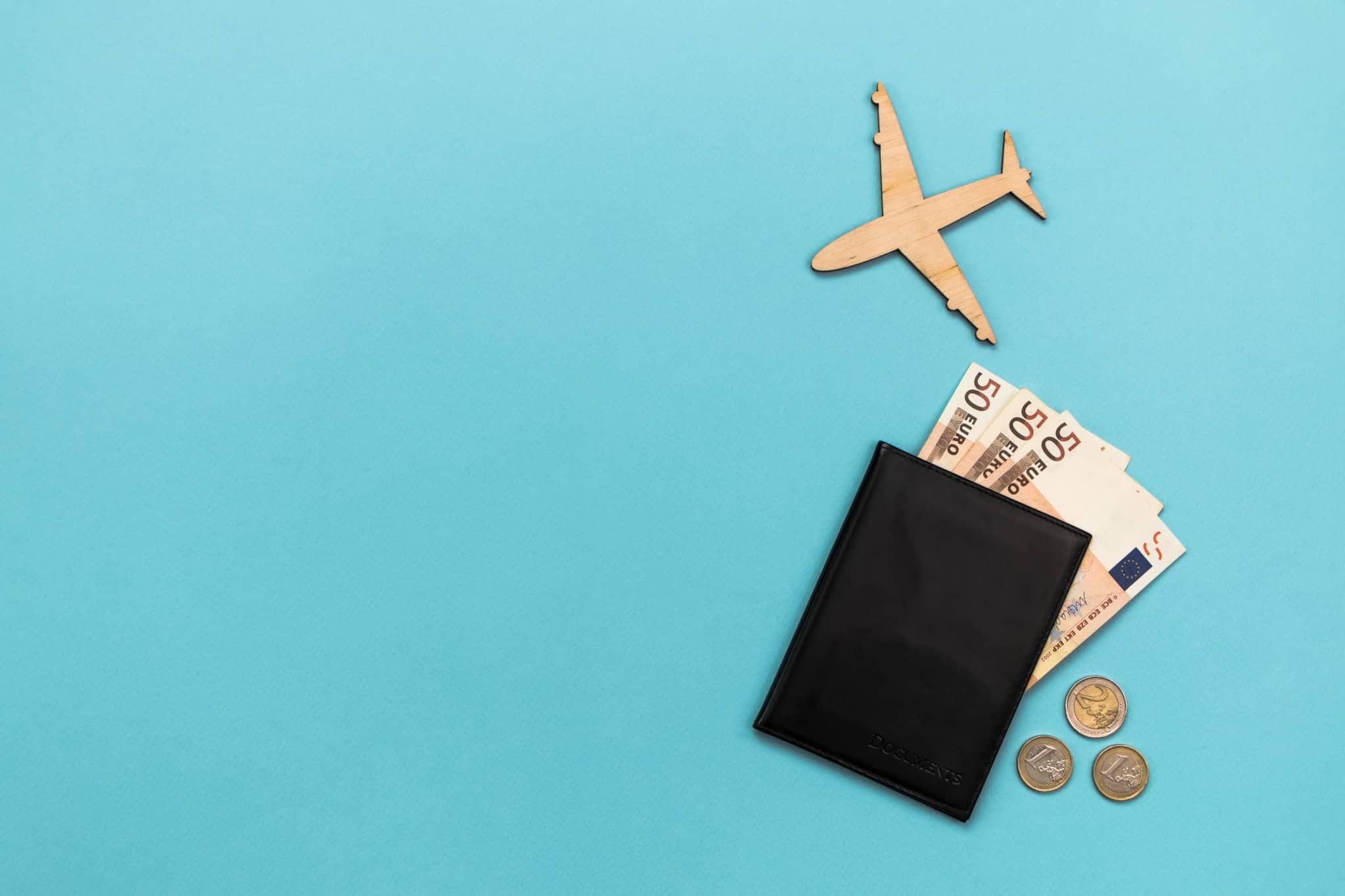 Imagem com um fundo azul composto por um avião e euros para que os imigrantes em Portugal saibam qual é o custo de vida no país