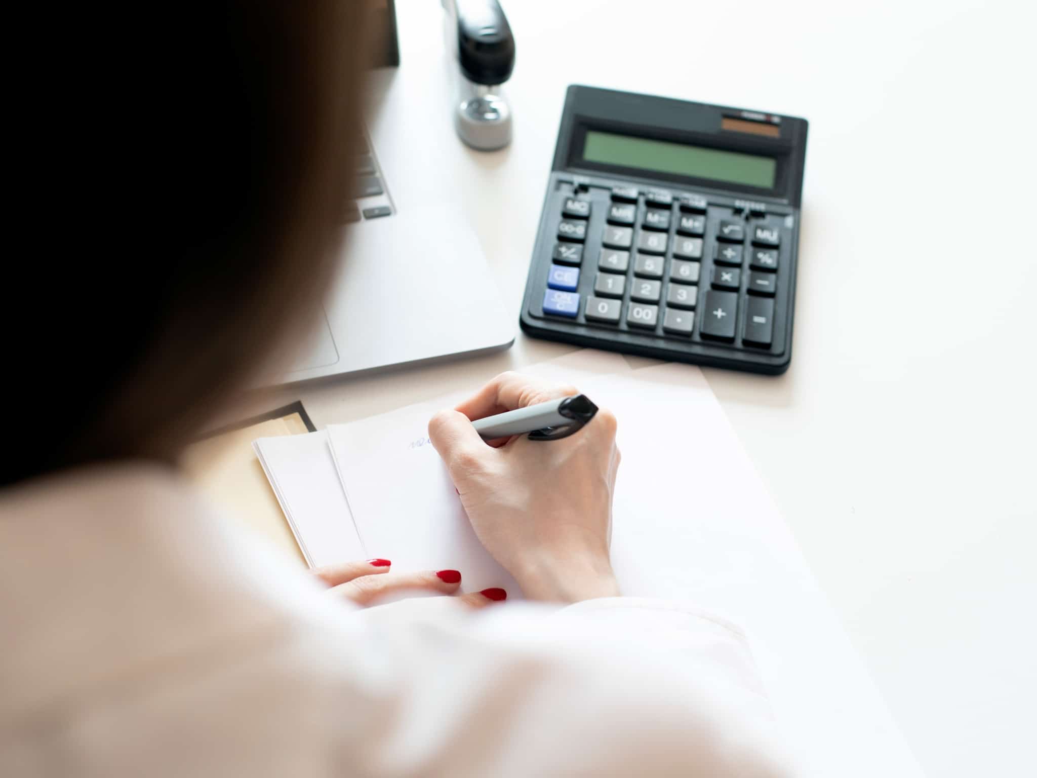 pessoa a fazer contas para saber se compensa amortizar o crédito habitação com a subida da Euribor