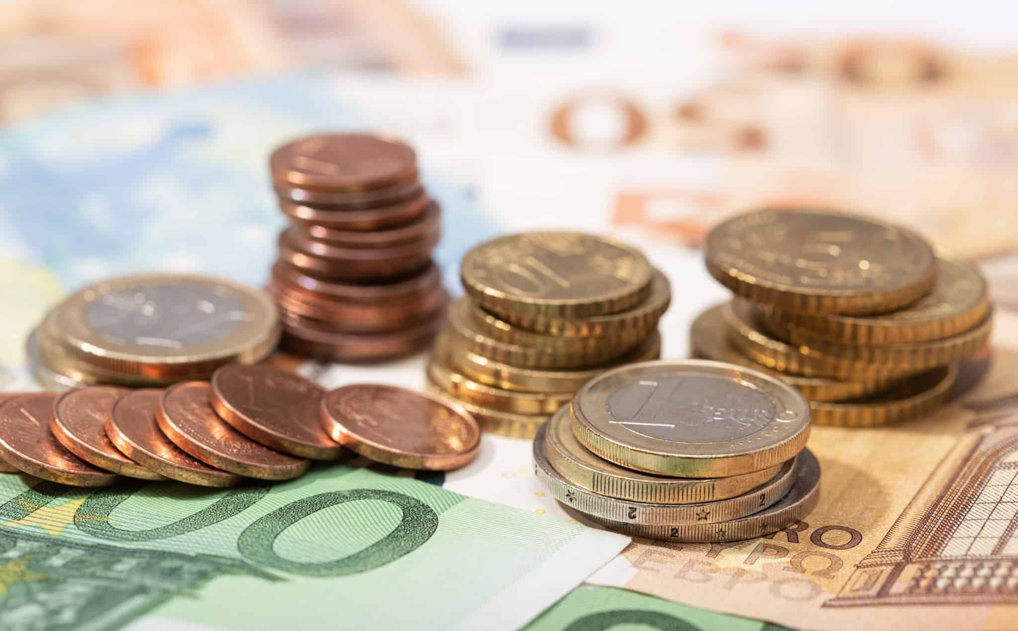 Montes de moedas em cima de notas