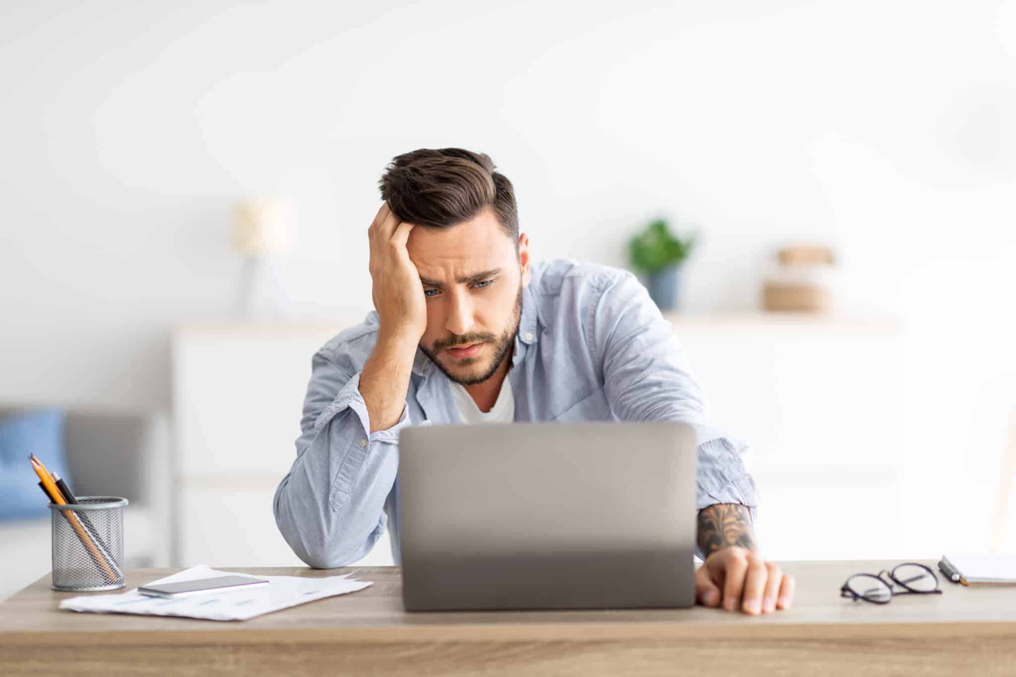Trabalhador cansado no regresso ao trabalho após a férias