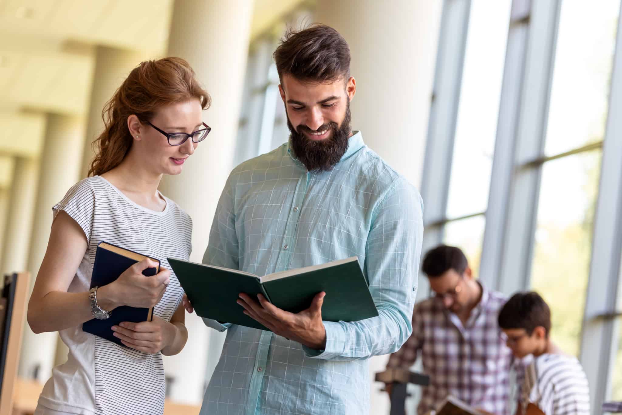 Dois jovens na universidade após conseguirem um crédito para estudantes