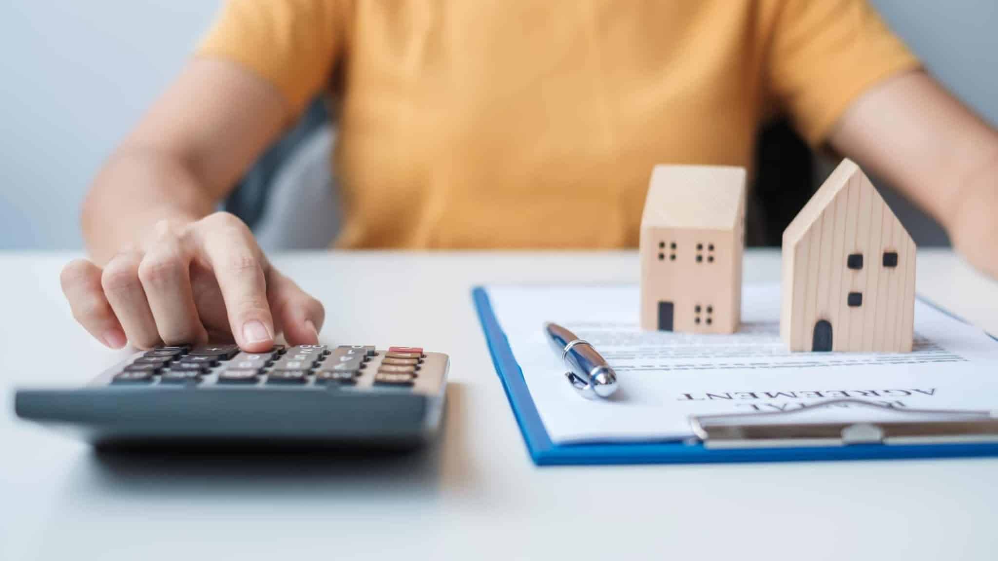 mulher a fazer contas taxas de juro crédito habitação