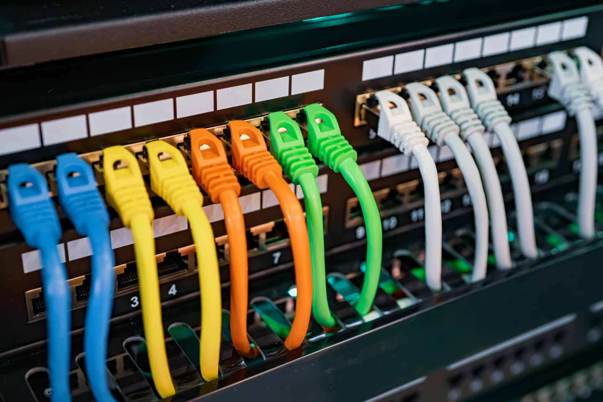 nova lei das telecomunicações ilustrada com uma fila de cabos coloridos de internet ligados ao servidor