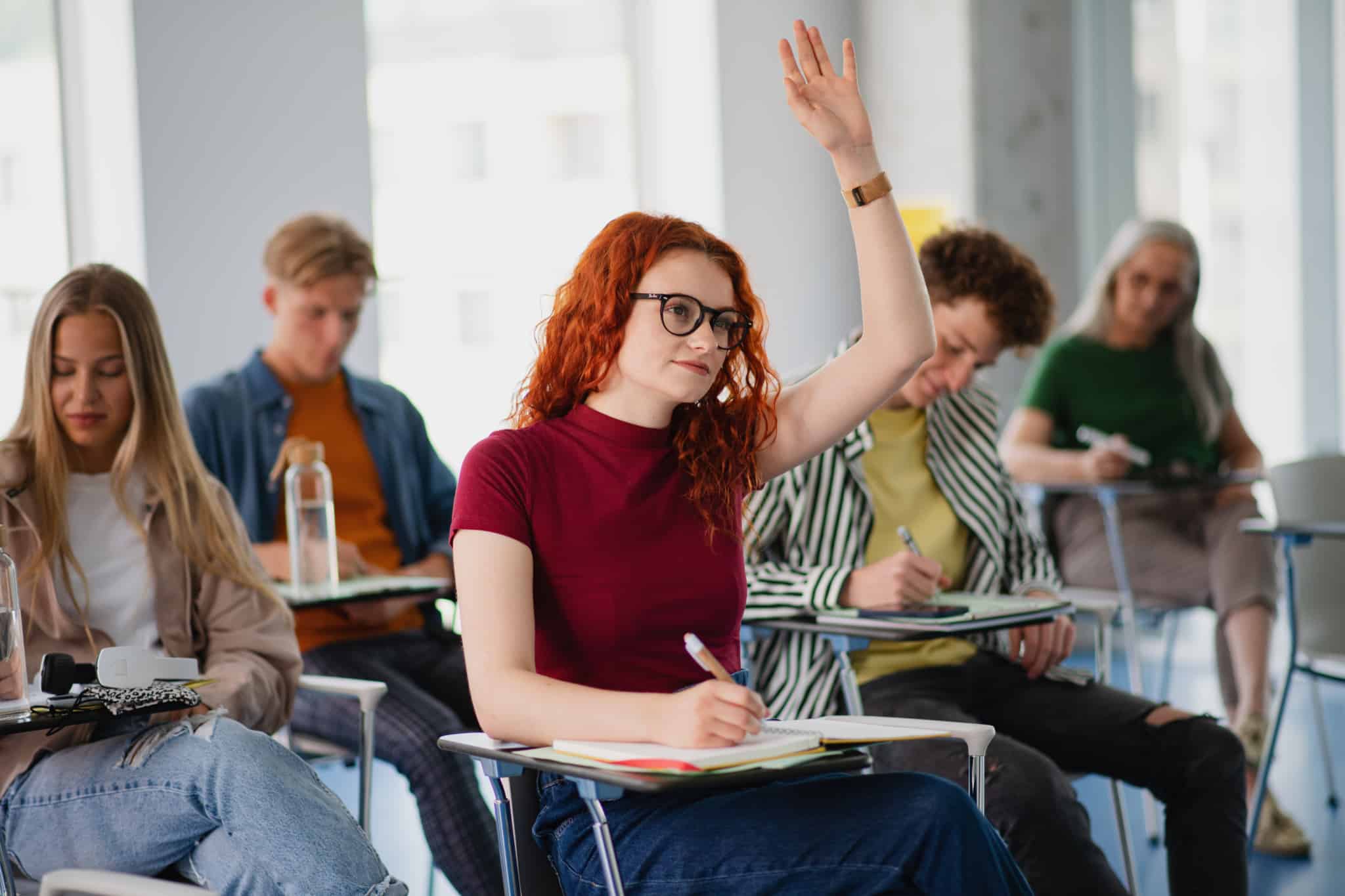 estudos universitários na sala de aula após beneficiarem das bolsas de estudo no ensino superior