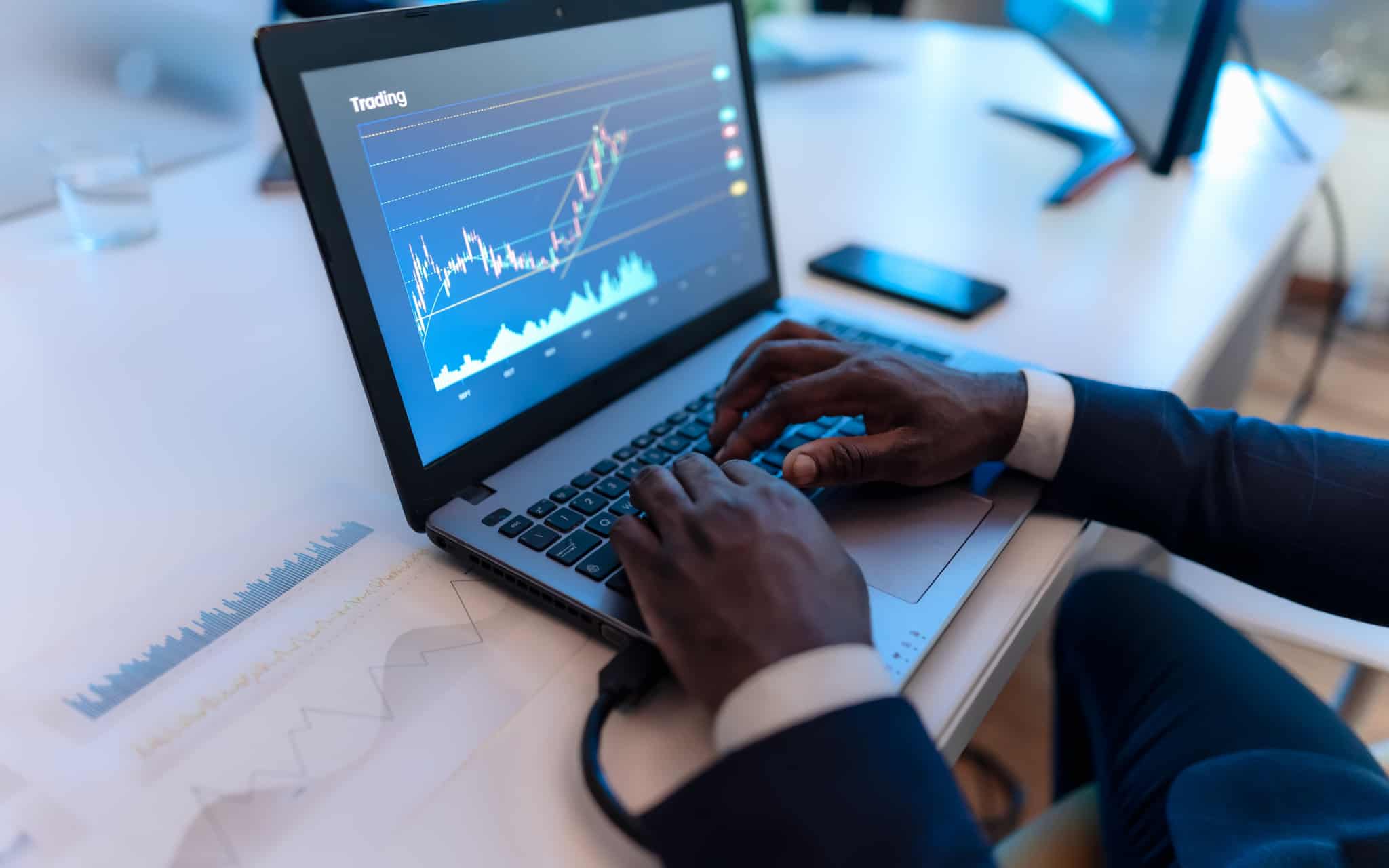 jovem ao computador pesquisa para decidir contratar produtos financeiros online