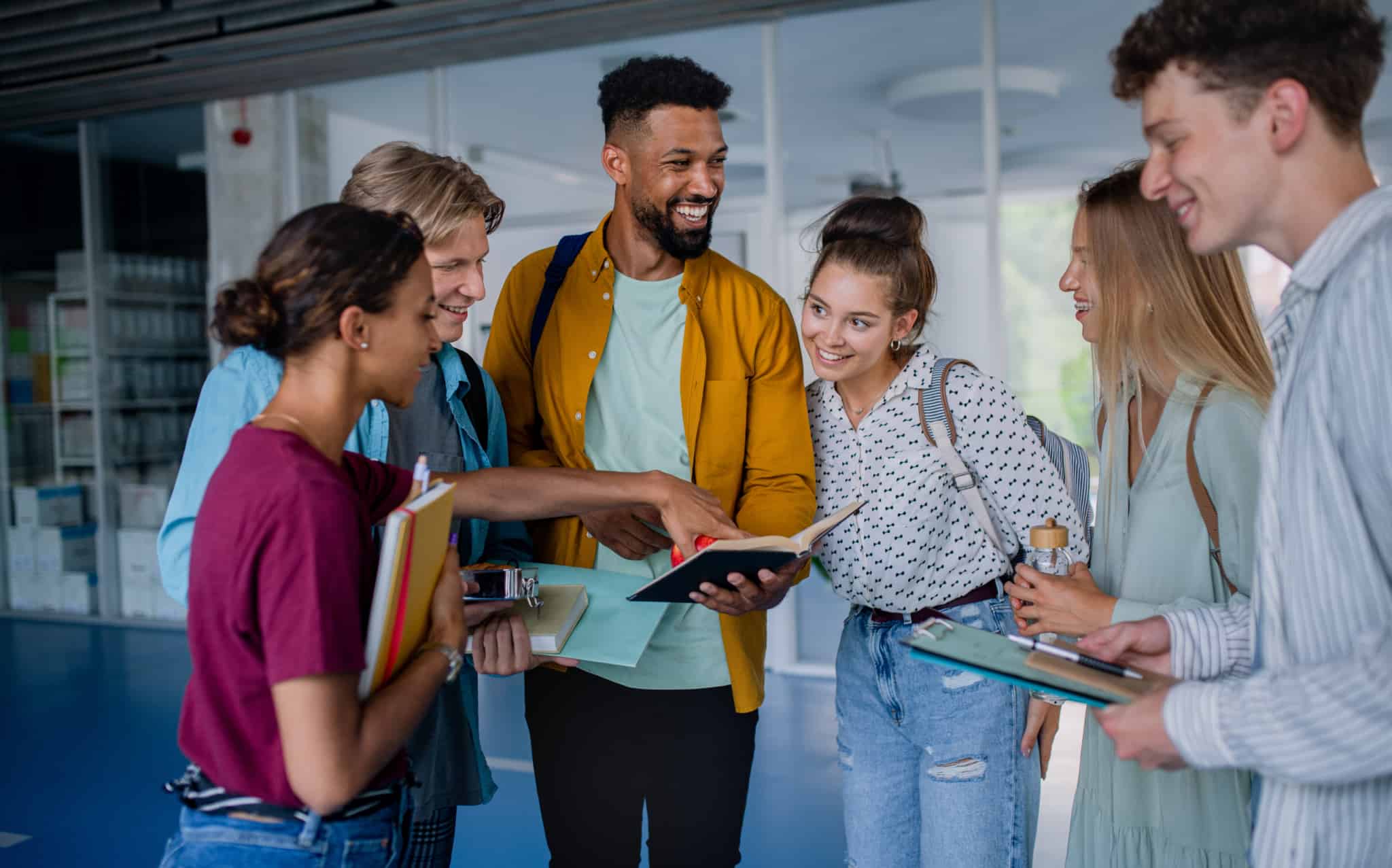 grupo de jovens, rapazes e raparigas, na universidade, um passo no seu percurso que leva muitas famílias a questionar quanto pode custar licenciatura