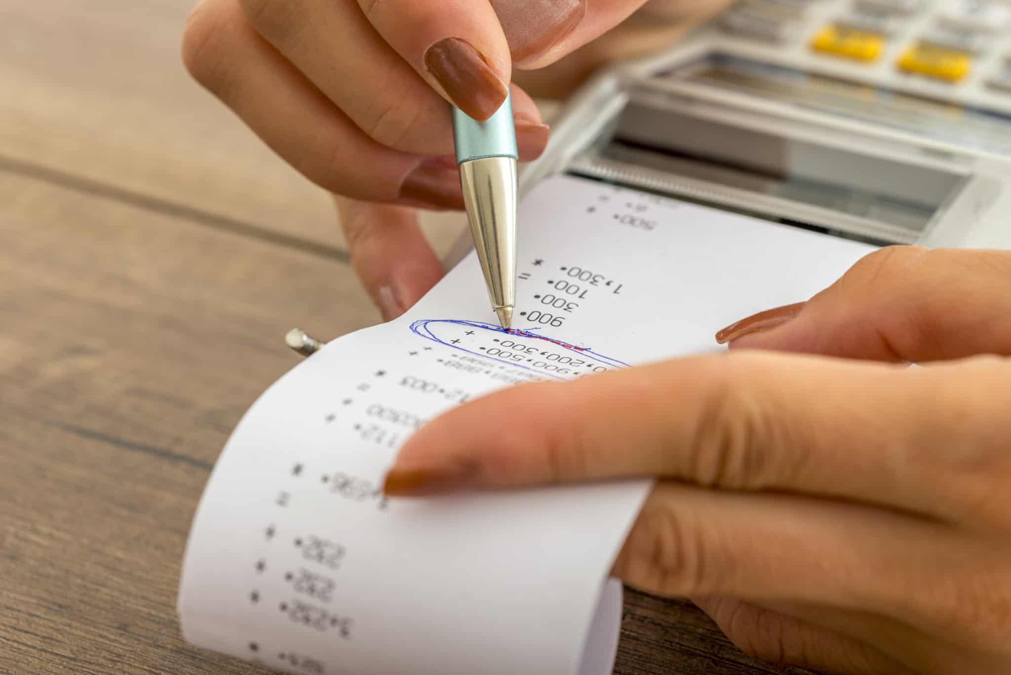 mulher a fazer contas numa calculadora