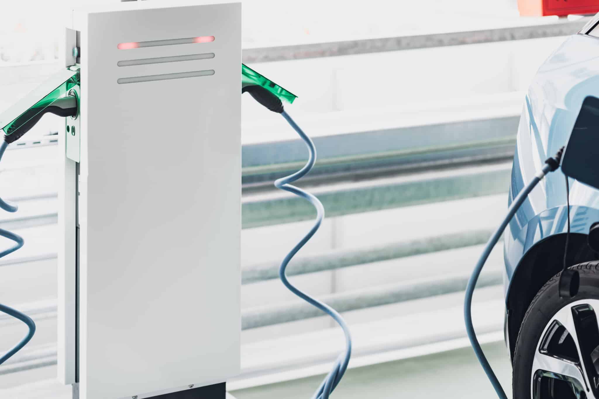 posto de abastecimento para veículos elétricos com os cabos a ligar a um carro