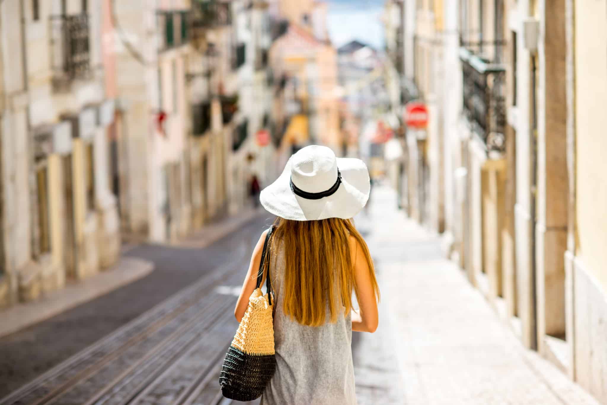 mulher de costas a andar nas ruas portuguesas a demonstrar o que torna Portugal tão atrativo para os imigrantes
