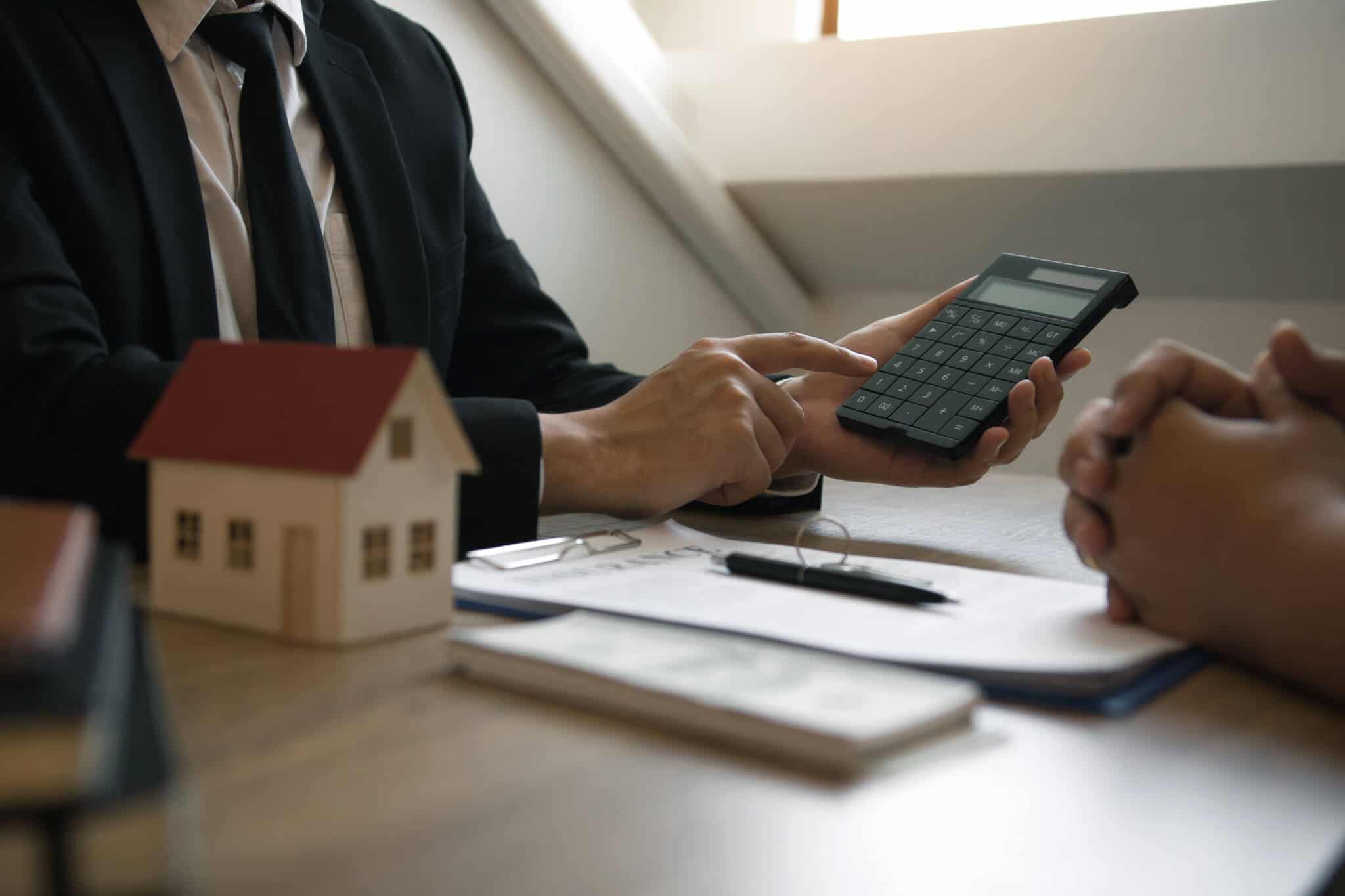 duas pessoas a negociar as condições do crédito habitação contratado recentemente