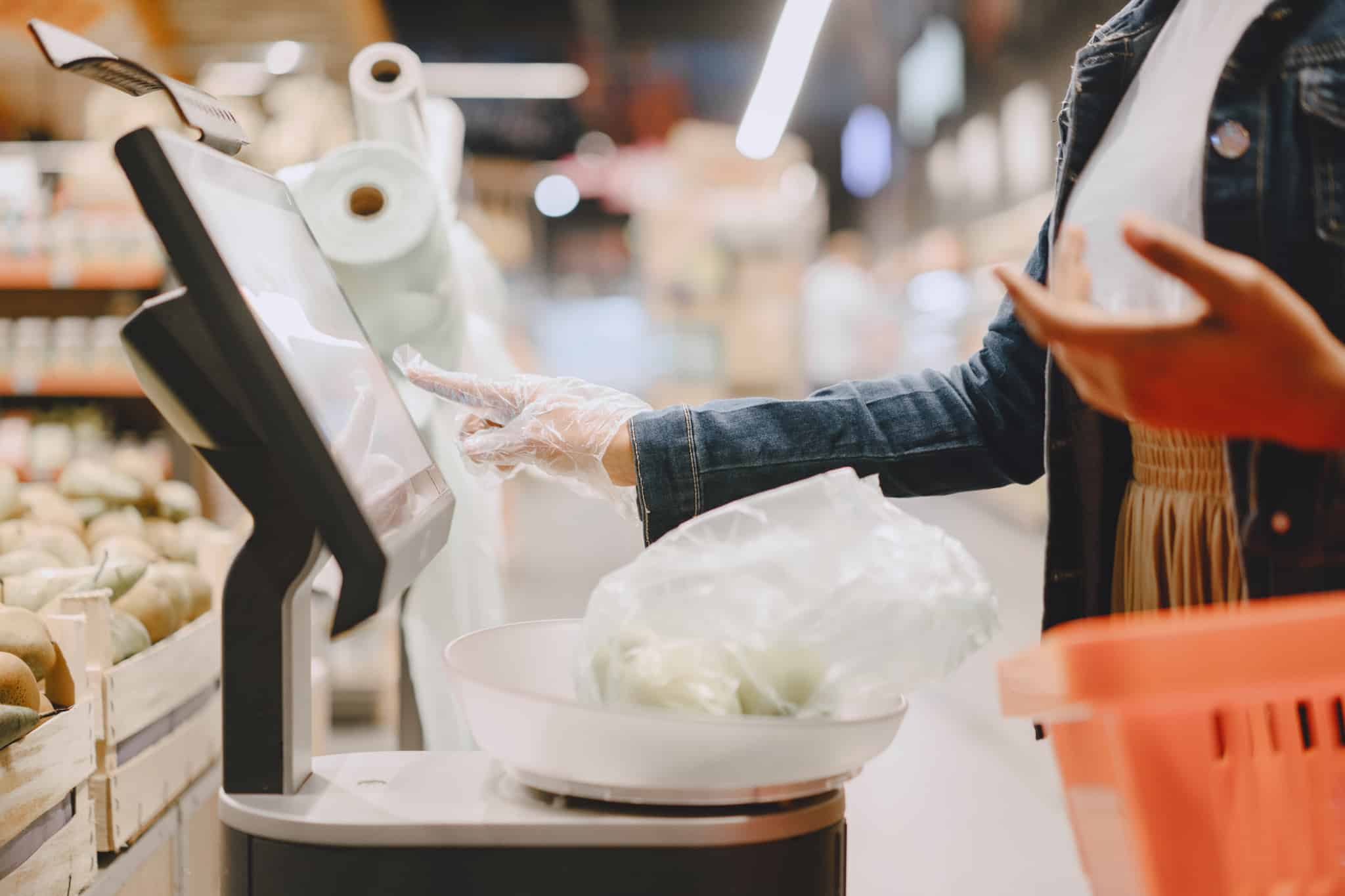 mulher a pesar alimentos numa balança, no supermercado