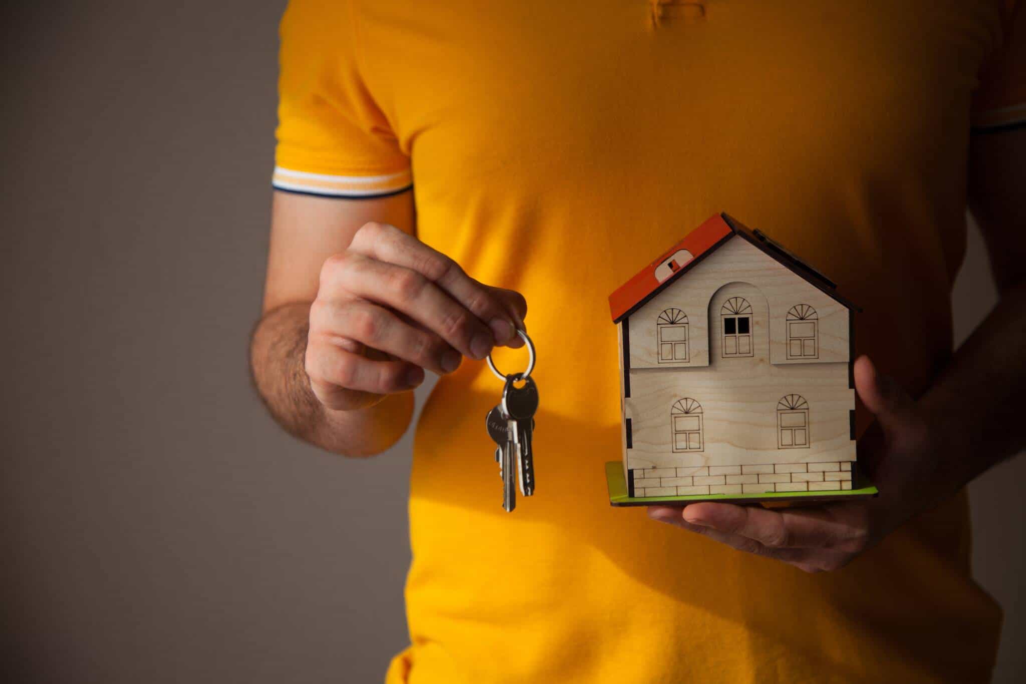 Pessoa com as chaves na mão após a compra da primeira casa