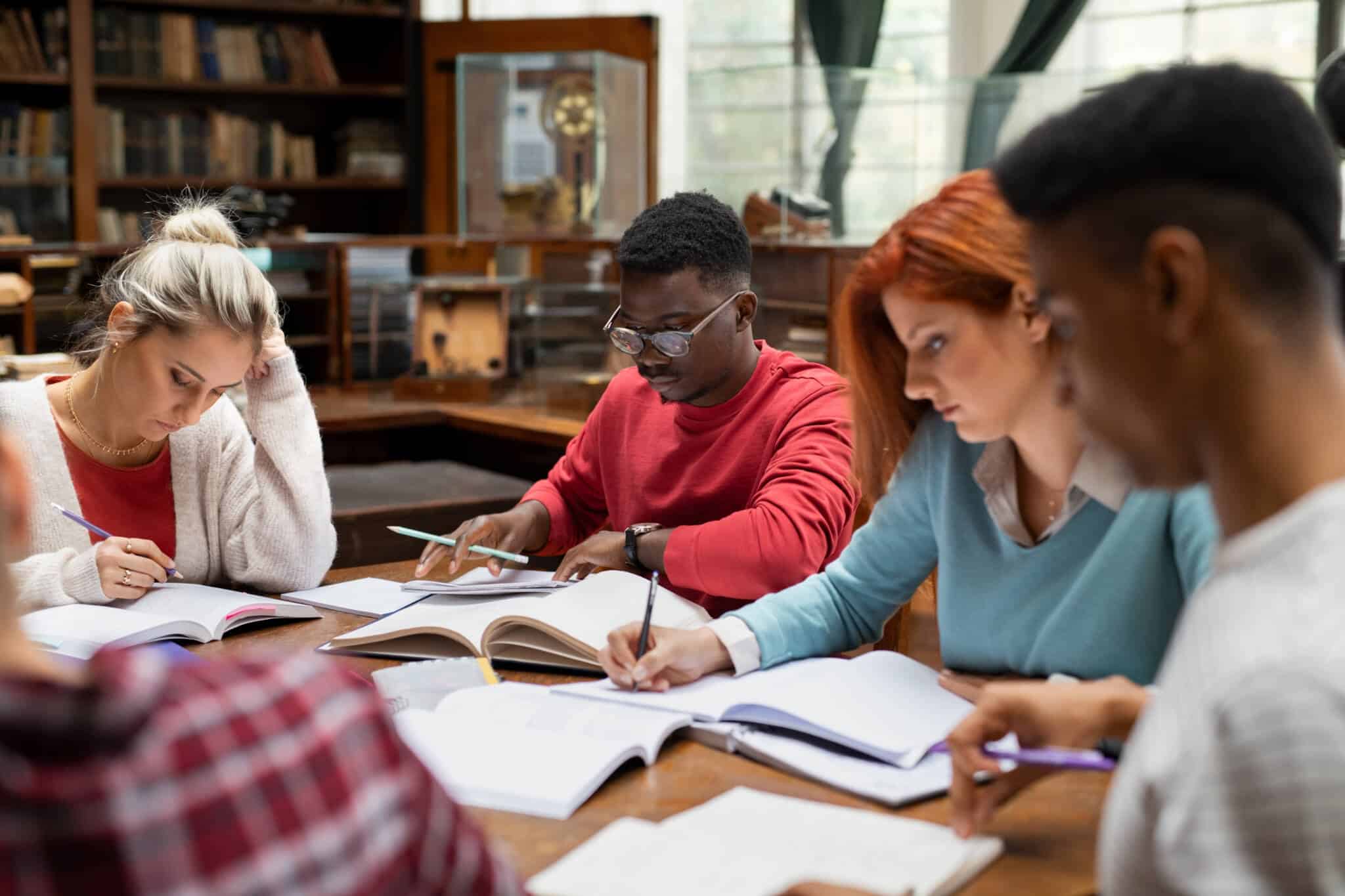 jovens universitários a estudar, em ambiente de biblioteca universitária, preparam a nova vida na faculdade e a saída de casa